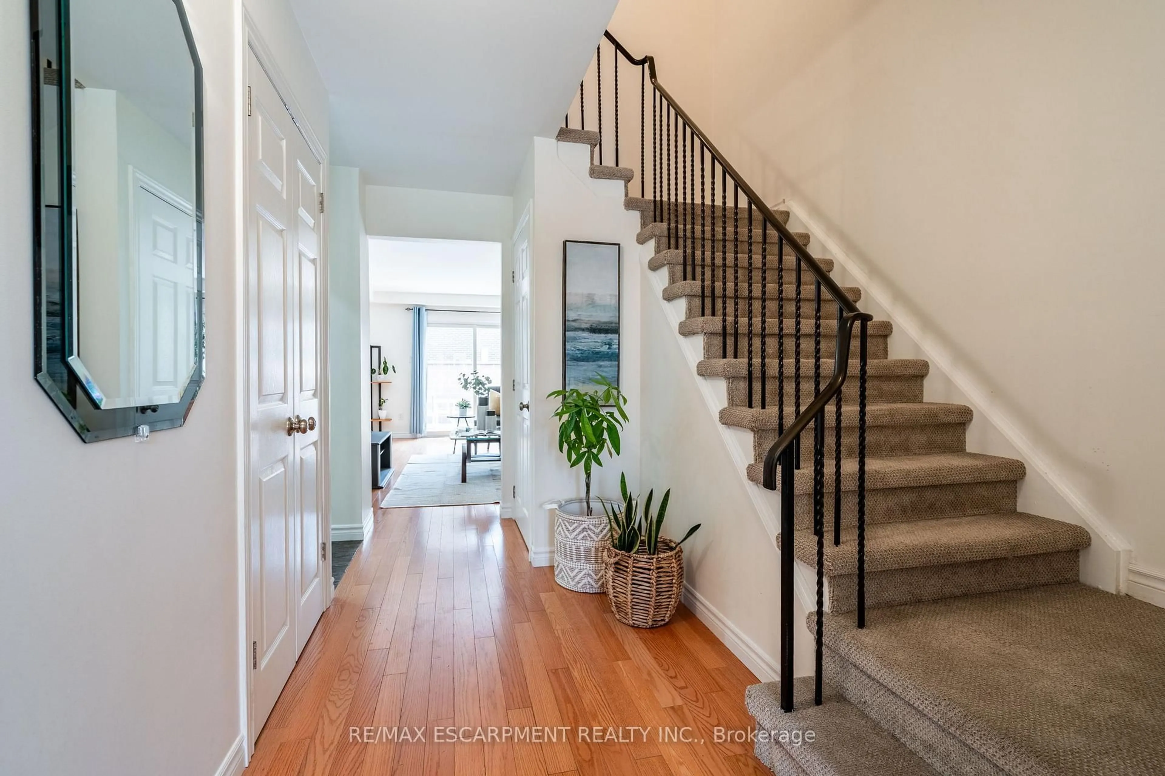 Indoor entryway for 1552 Newlands Cres #21, Burlington Ontario L7M 1V6