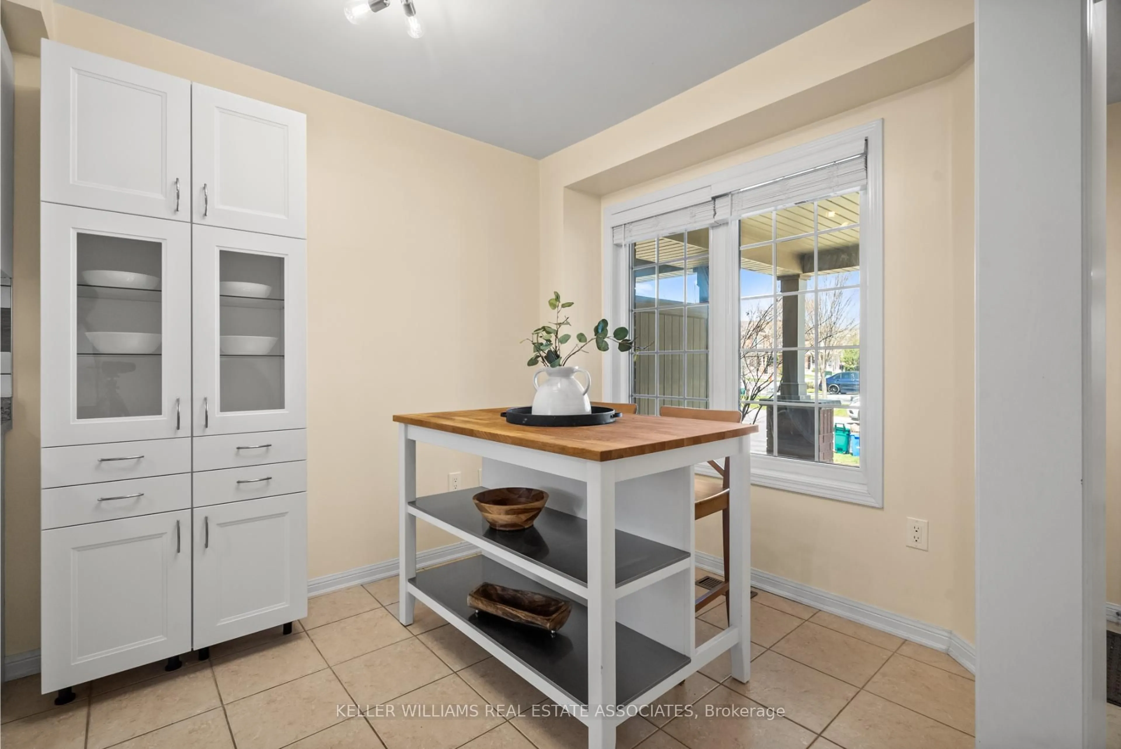 Standard kitchen, ceramic/tile floor for 269 Mortimer Cres, Milton Ontario L9T 8N6