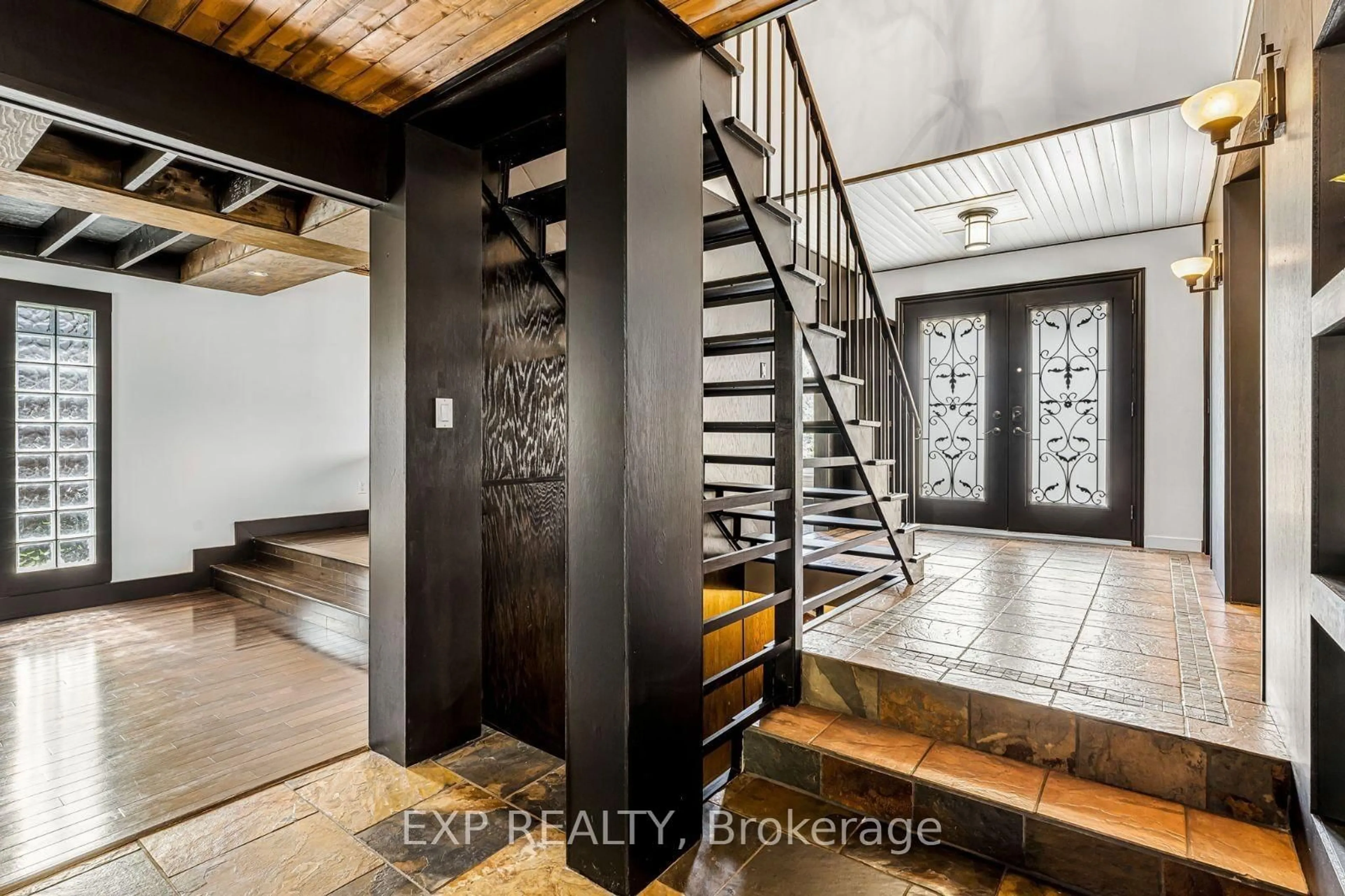 Indoor entryway for 37 Kenninghall Blvd, Mississauga Ontario L5N 1J5