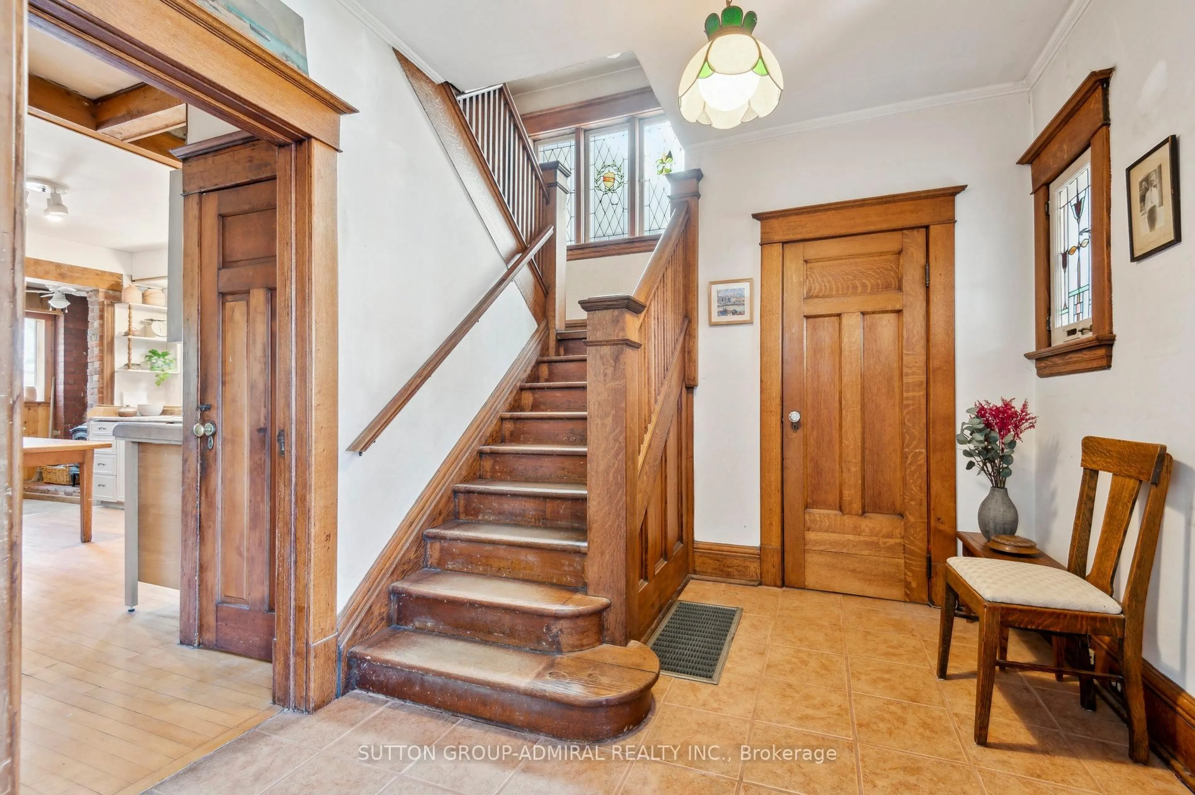 Indoor foyer for 42 Woodside Ave, Toronto Ontario M6P 1L8