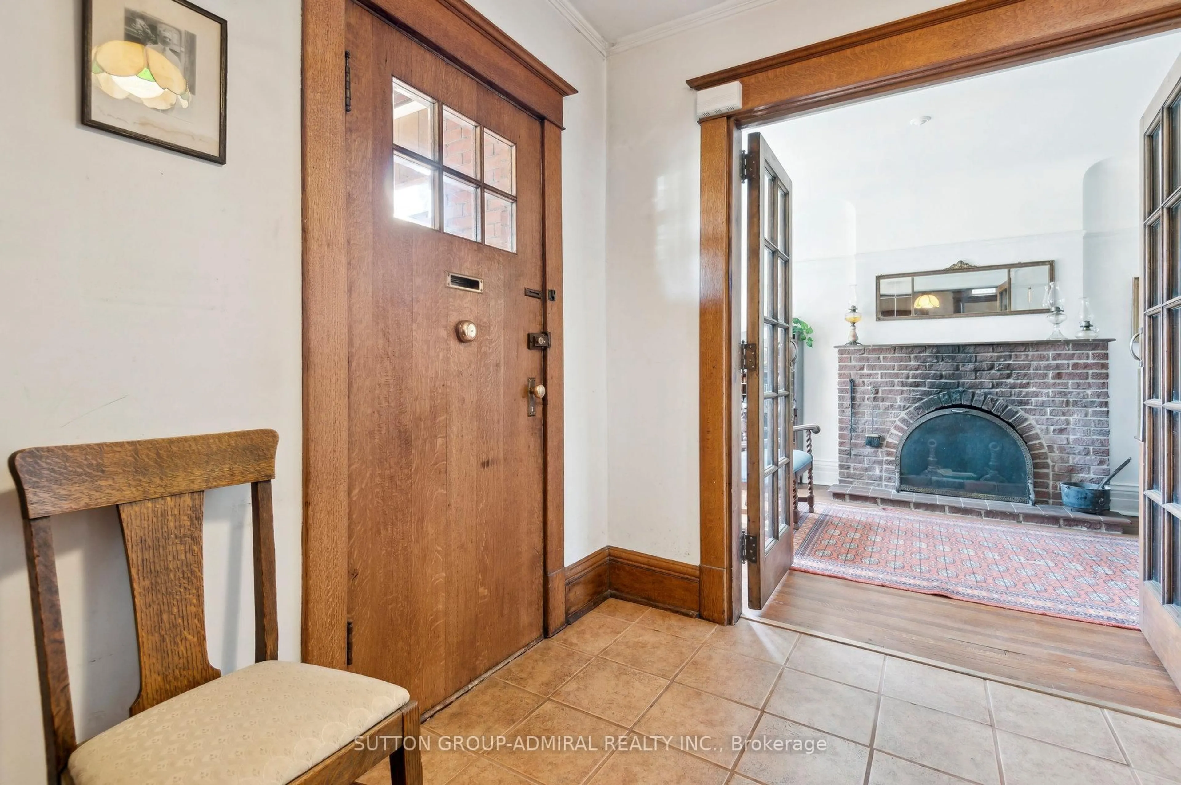 Indoor entryway for 42 Woodside Ave, Toronto Ontario M6P 1L8