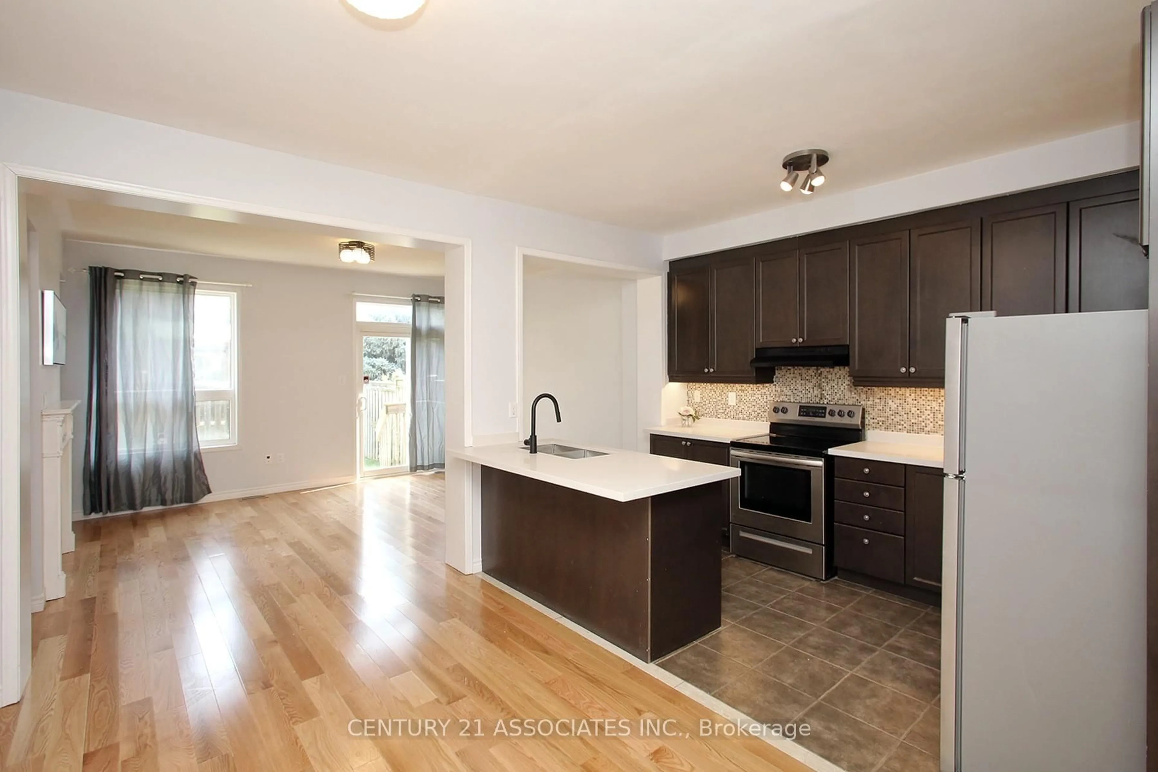Open concept kitchen, wood/laminate floor for 2350 Stone Glen Cres, Oakville Ontario L6M 0C7