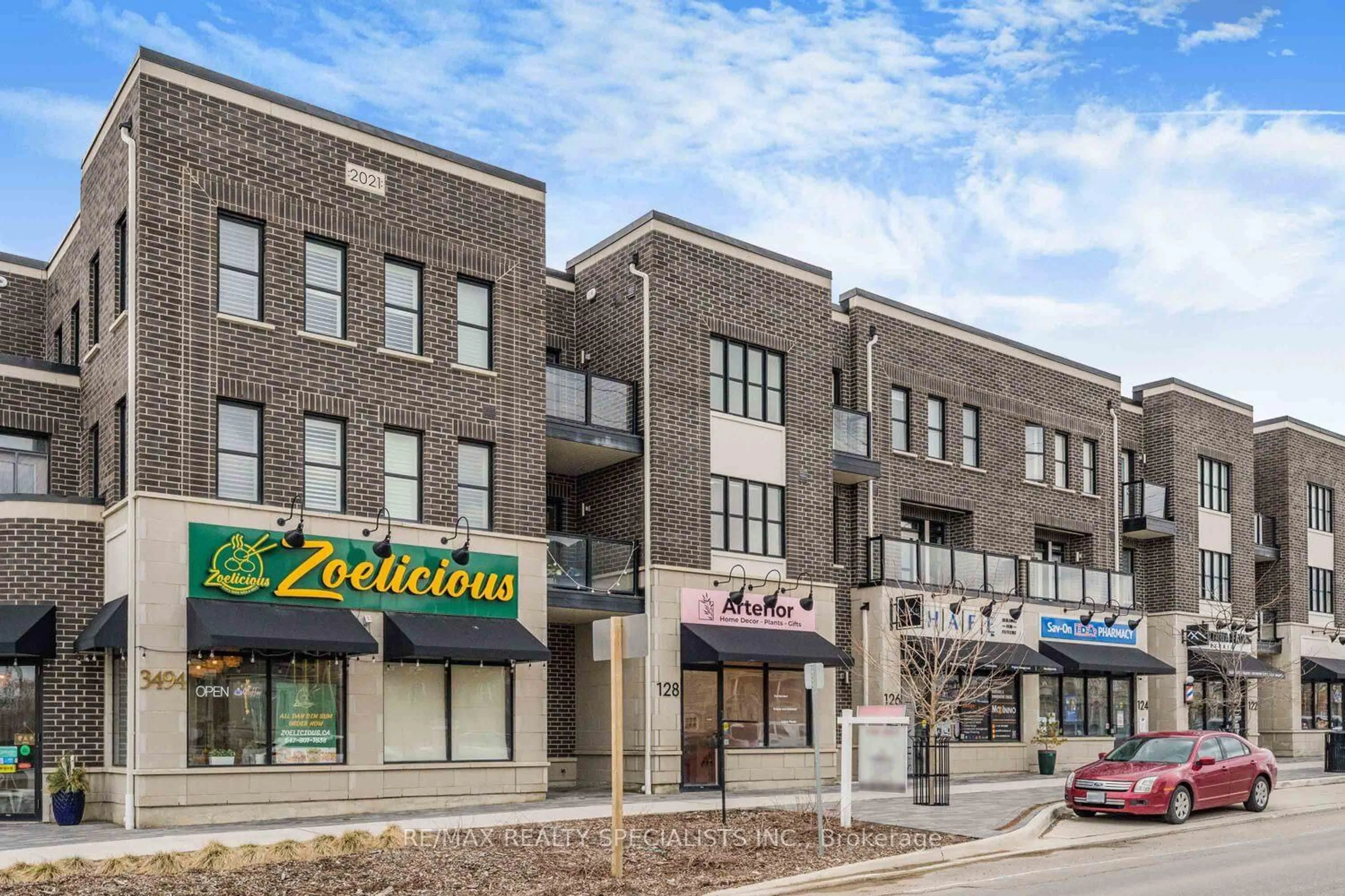 Patio, building for 128 Burnhamthorpe Rd, Oakville Ontario L6H 0X9
