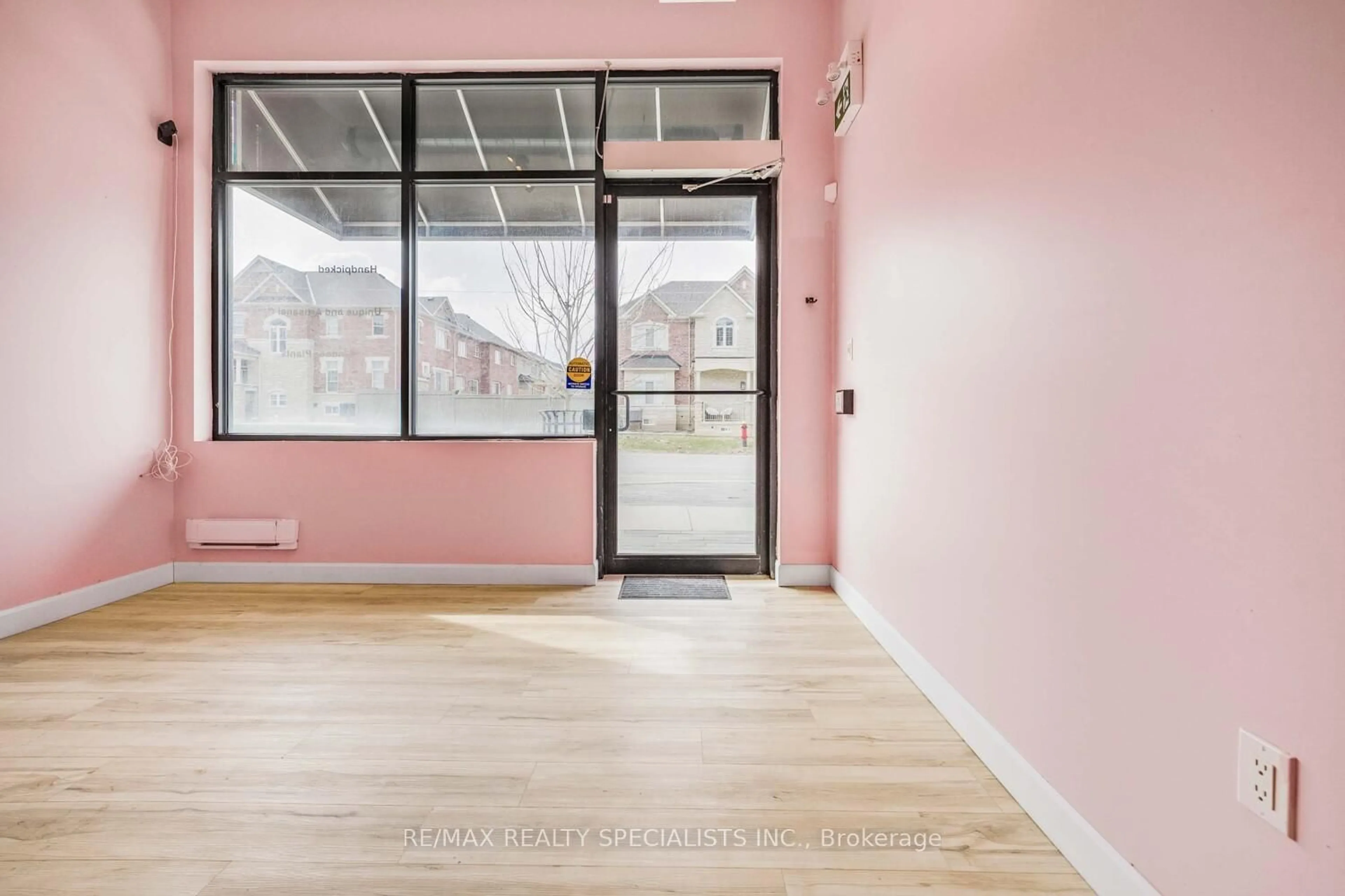 Indoor foyer for 128 Burnhamthorpe Rd, Oakville Ontario L6H 0X9