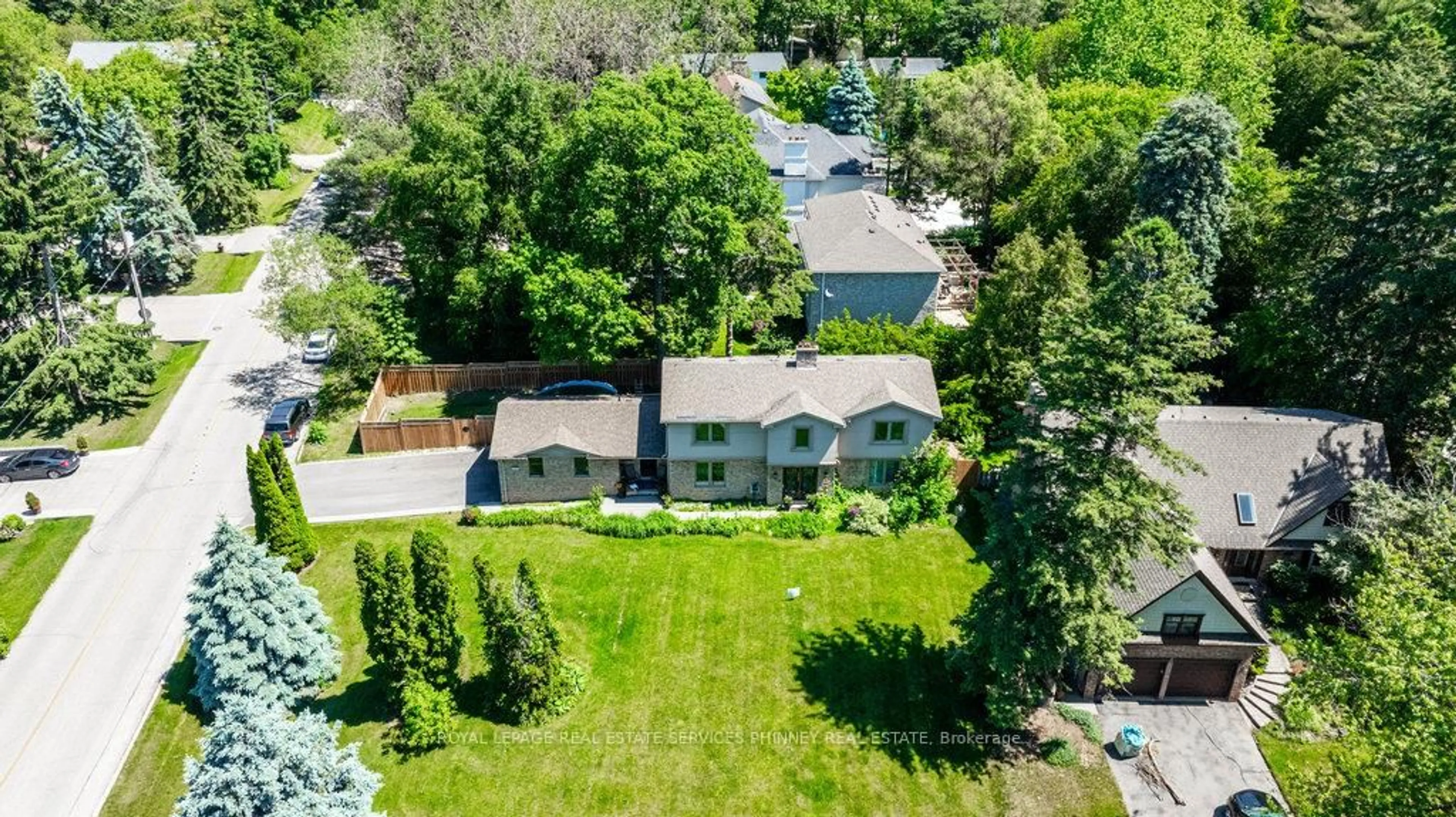 A pic from outside/outdoor area/front of a property/back of a property/a pic from drone, street for 1587 Stavebank Rd, Mississauga Ontario L5G 2V6