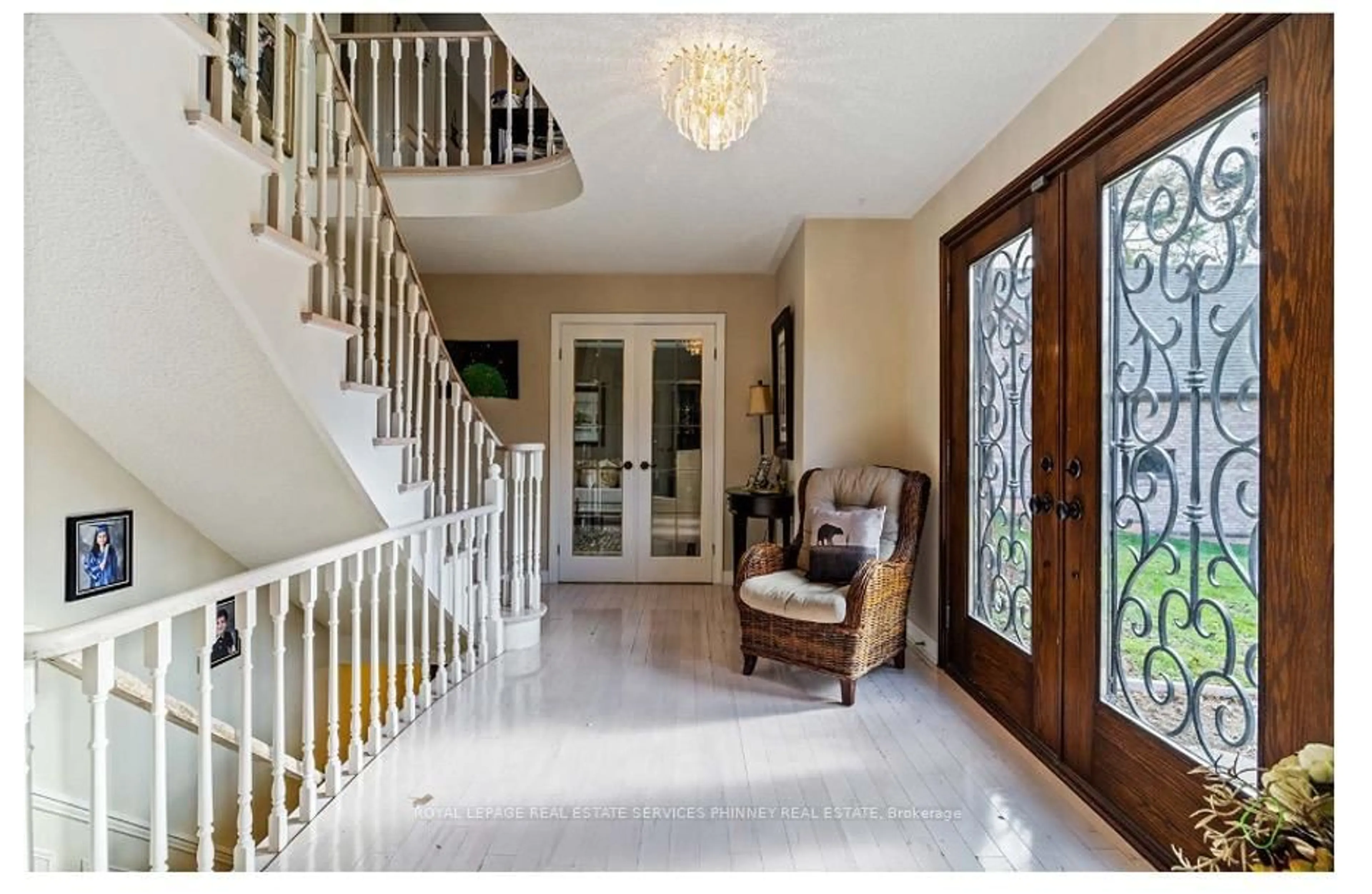 Indoor foyer for 1587 Stavebank Rd, Mississauga Ontario L5G 2V6
