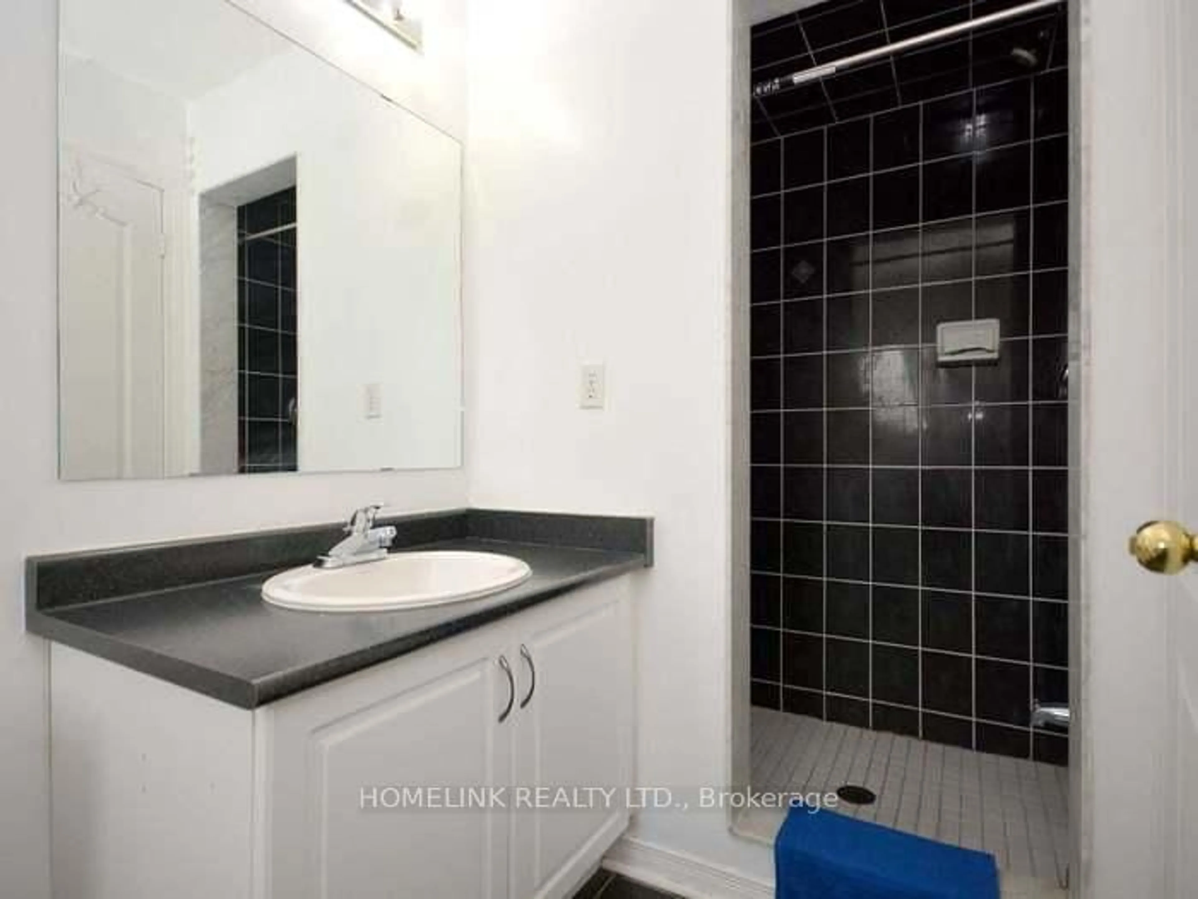 Standard bathroom, ceramic/tile floor for 13 Olivett Lane, Brampton Ontario L7A 2X3