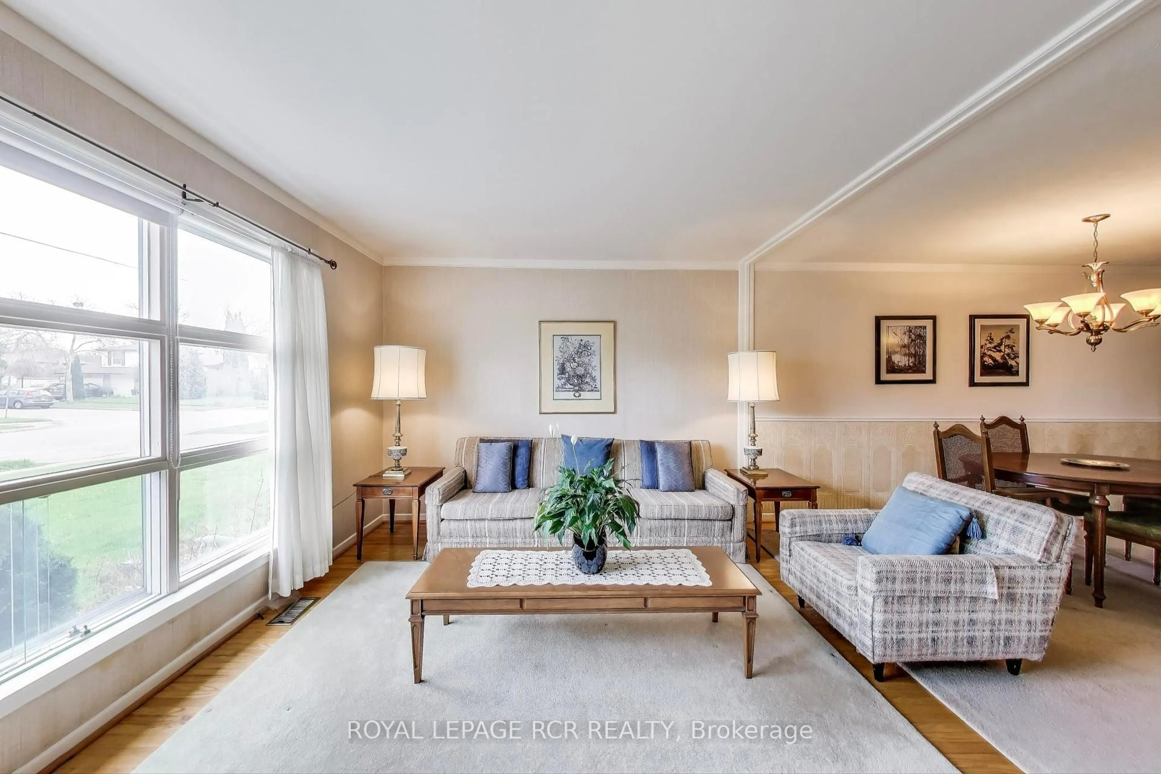 Living room with furniture, unknown for 43 Appleby Dr, Brampton Ontario L6T 2S7