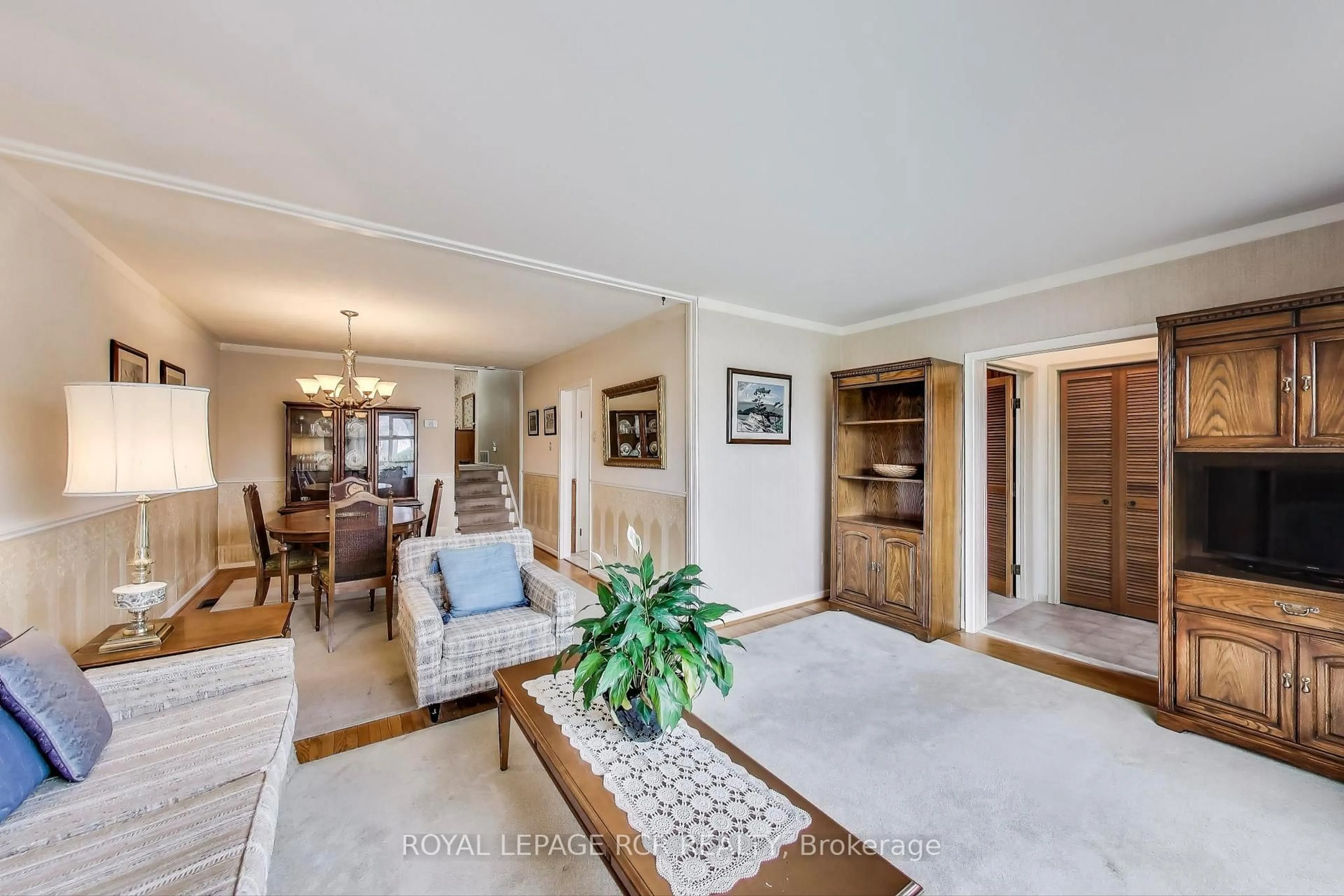 Living room with furniture, unknown for 43 Appleby Dr, Brampton Ontario L6T 2S7