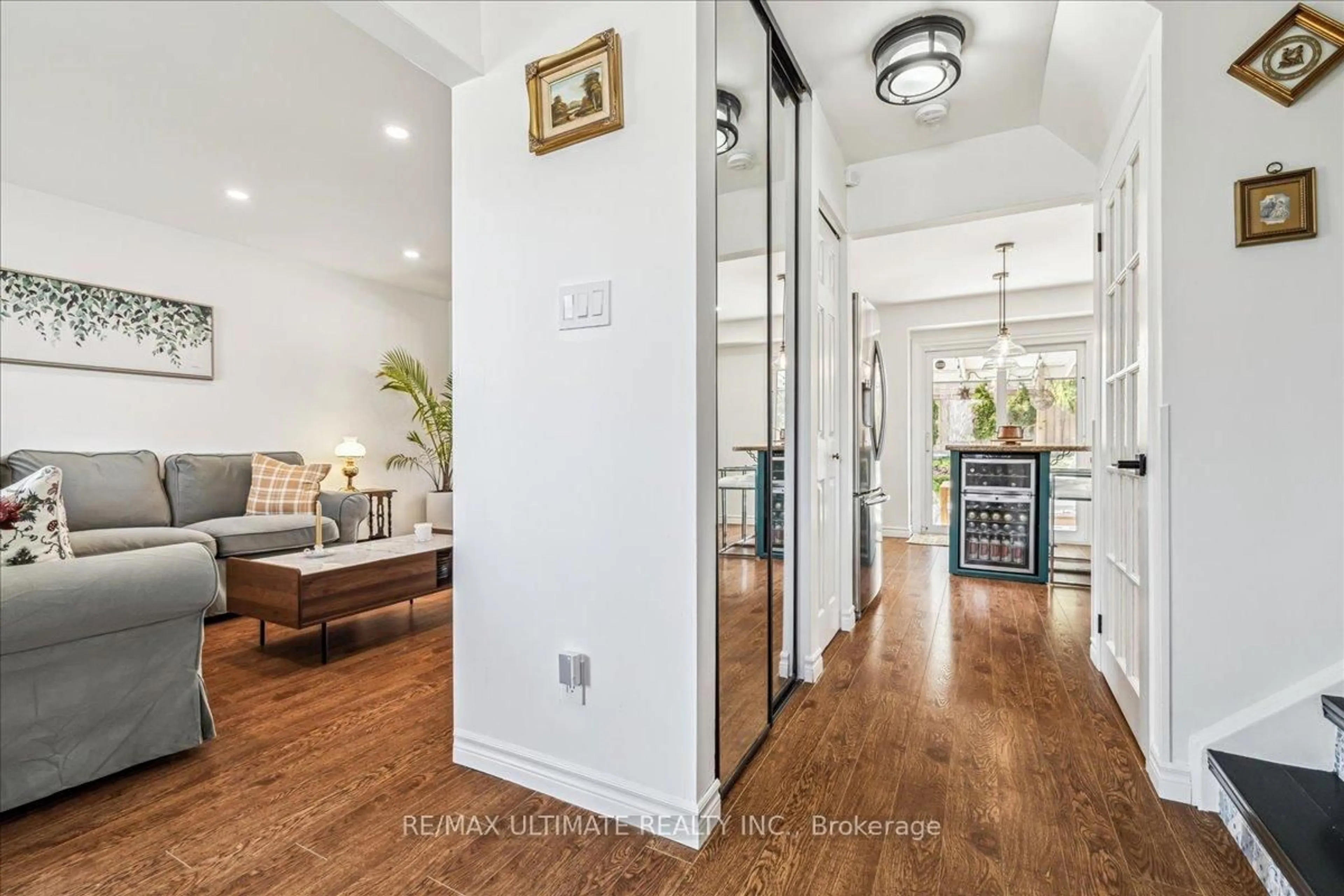 Indoor entryway for 3193 Greenbough Cres, Burlington Ontario L7M 3A9