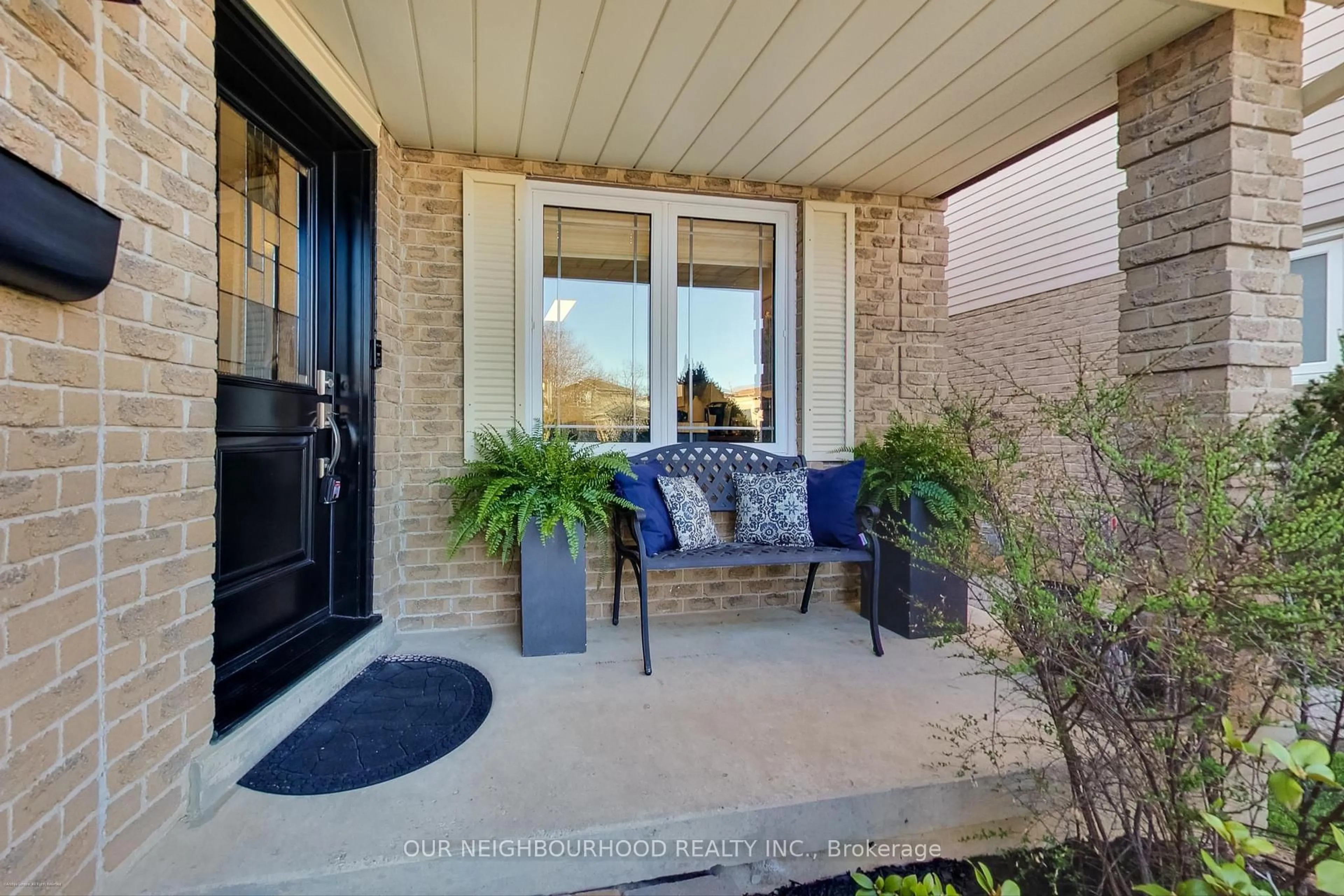 Indoor entryway for 3161 Osbourne Rd, Mississauga Ontario L5L 4A3