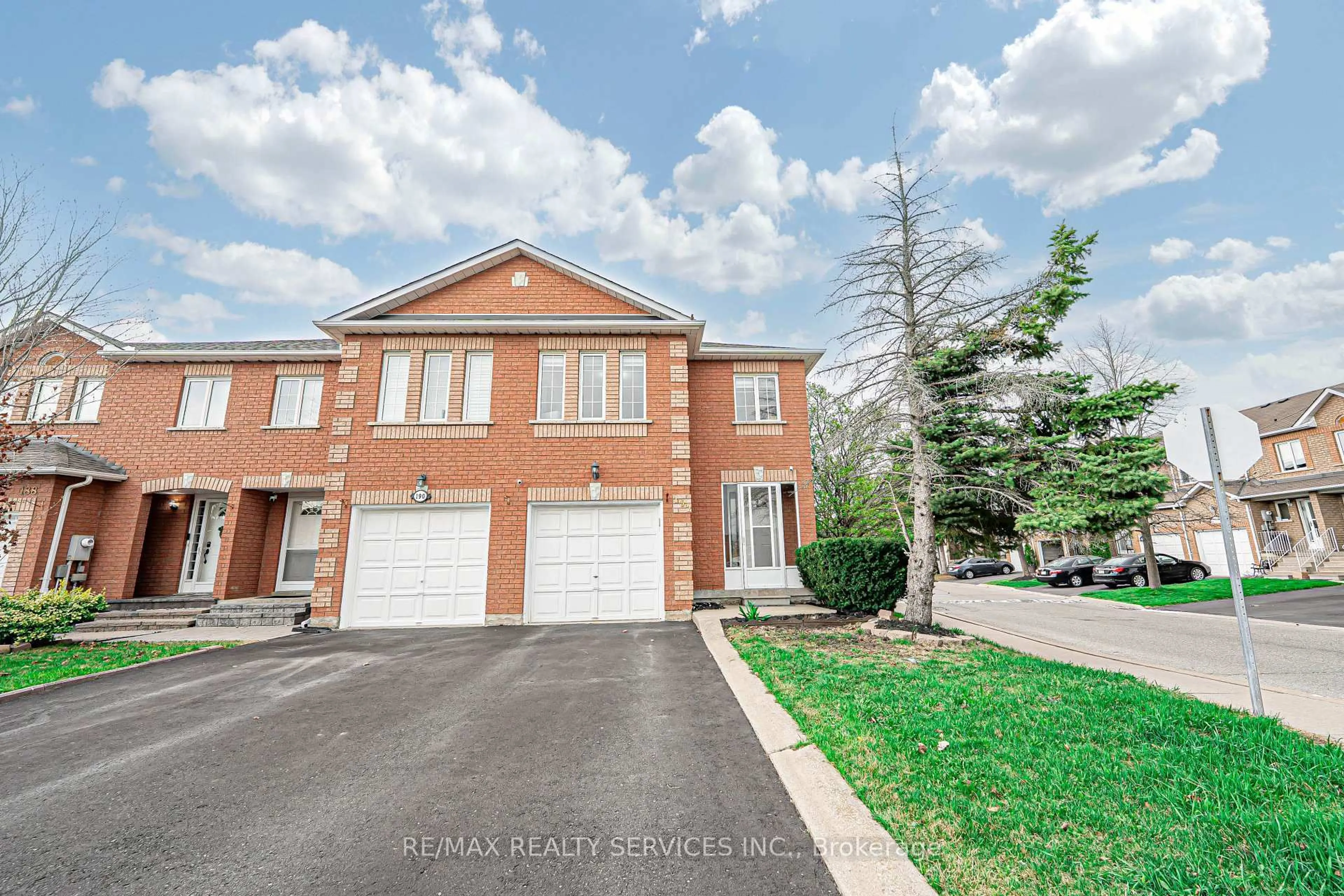A pic from outside/outdoor area/front of a property/back of a property/a pic from drone, street for 192 Cresthaven Rd #19, Brampton Ontario L7A 1J5