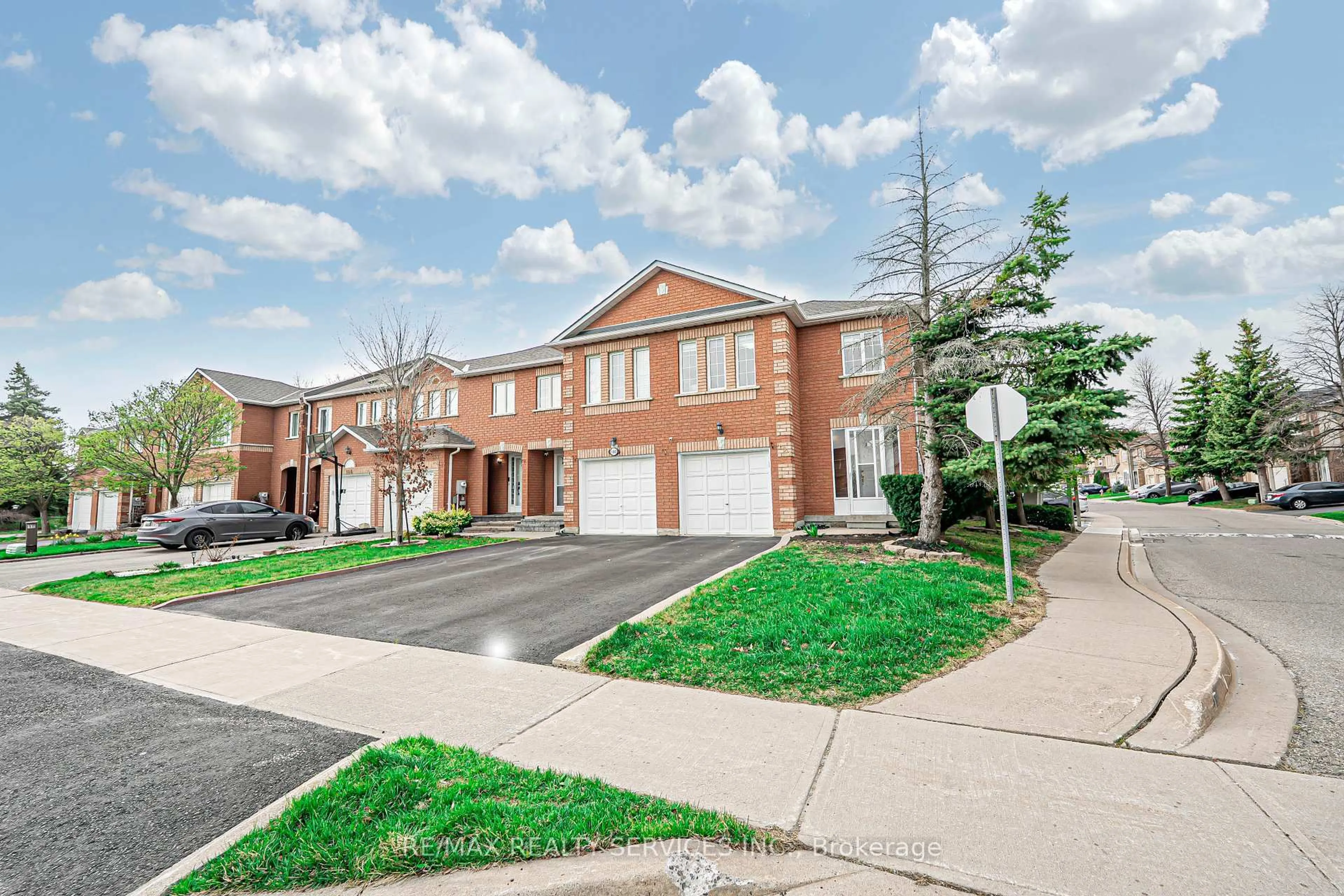 A pic from outside/outdoor area/front of a property/back of a property/a pic from drone, street for 192 Cresthaven Rd #19, Brampton Ontario L7A 1J5