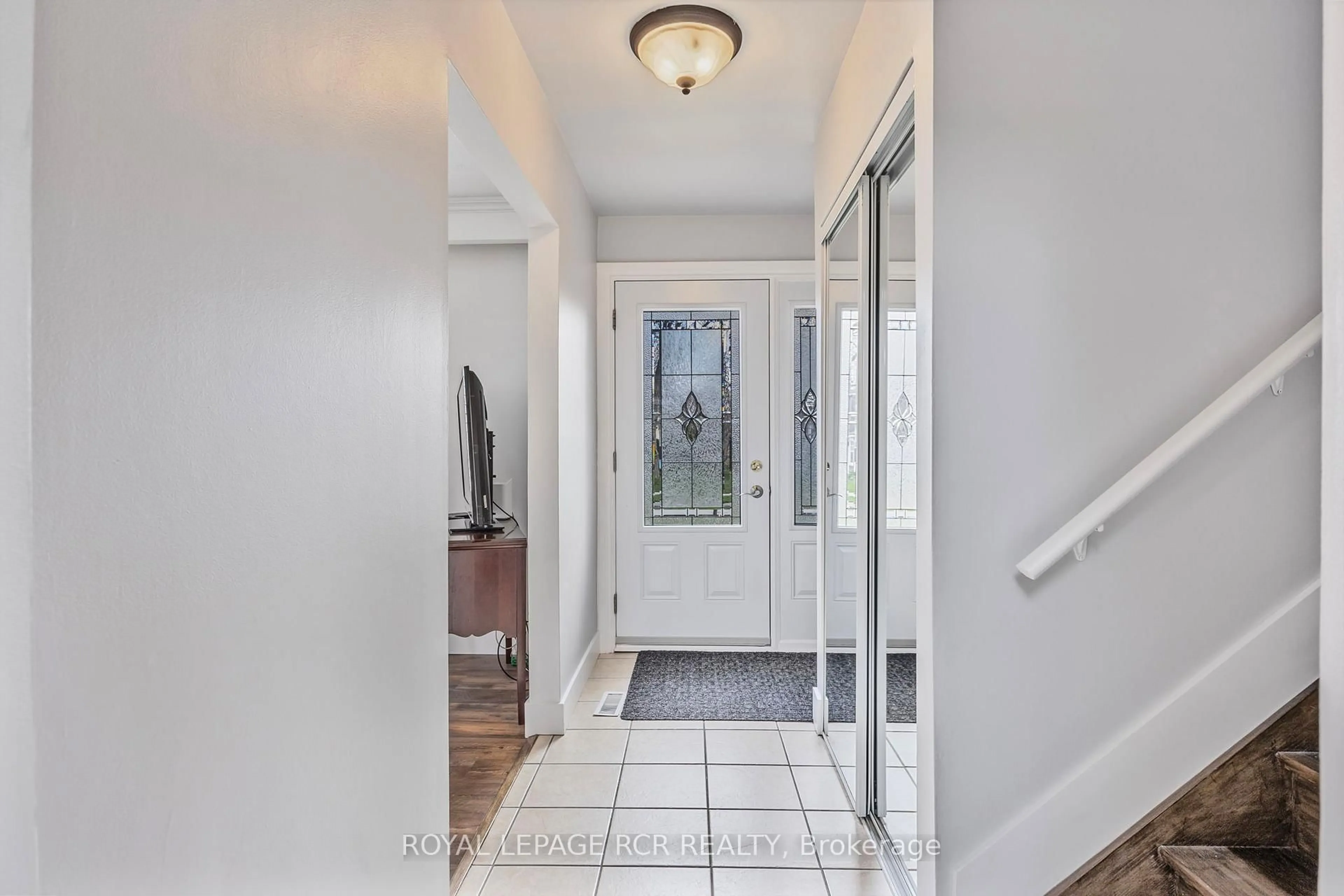 Indoor entryway for 83 Maple Cres, Orangeville Ontario L9W 1X6
