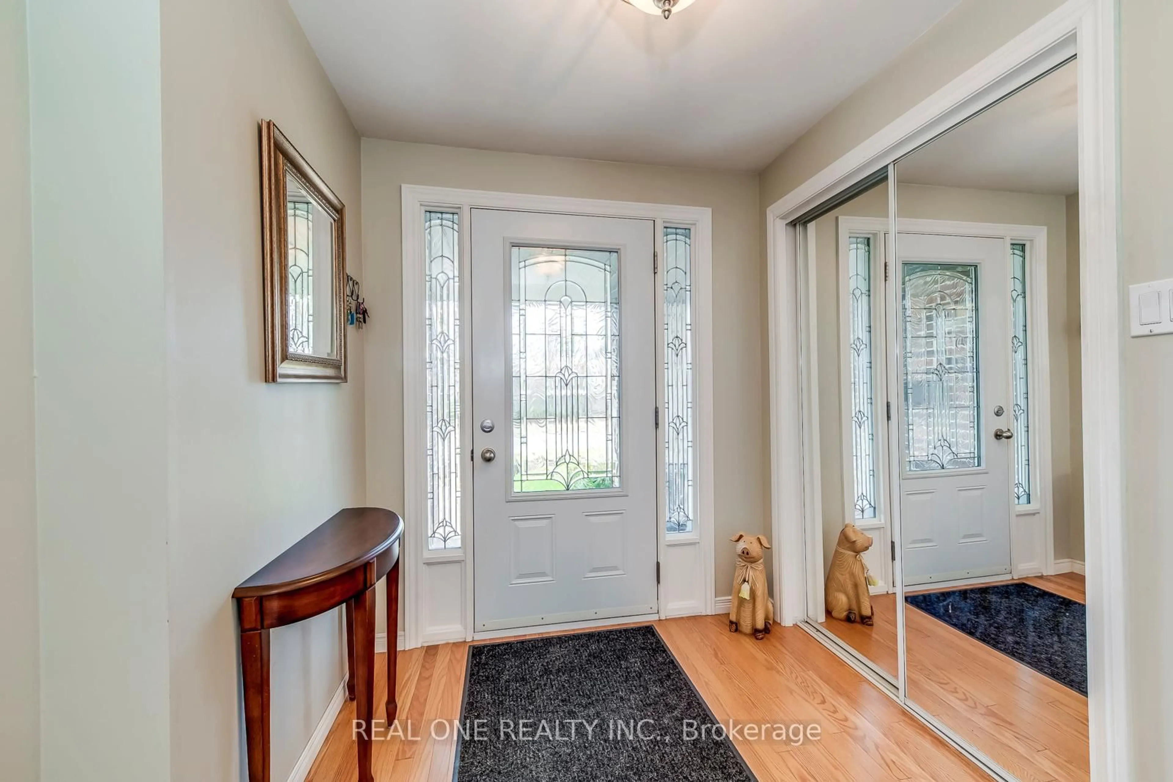 Indoor entryway for 201 Arichat Rd, Oakville Ontario L6J 5N5