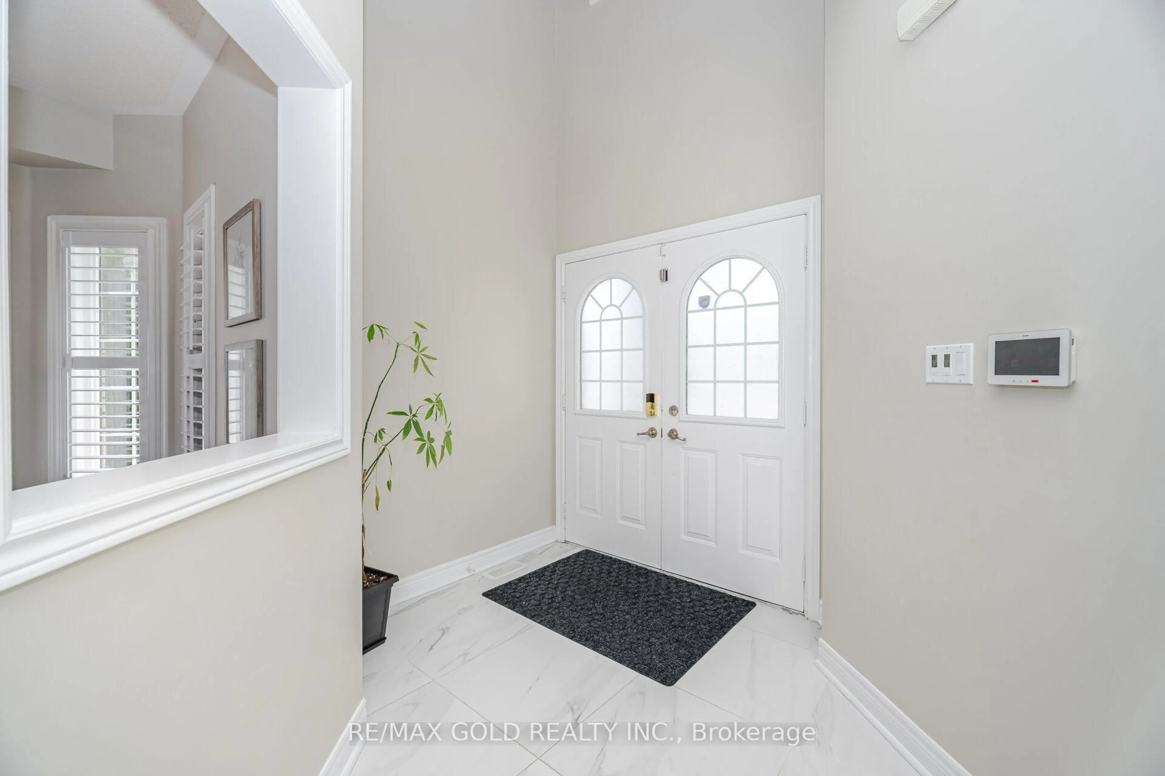 Indoor entryway for 55 Royal Valley Dr, Caledon Ontario L7C 1A9