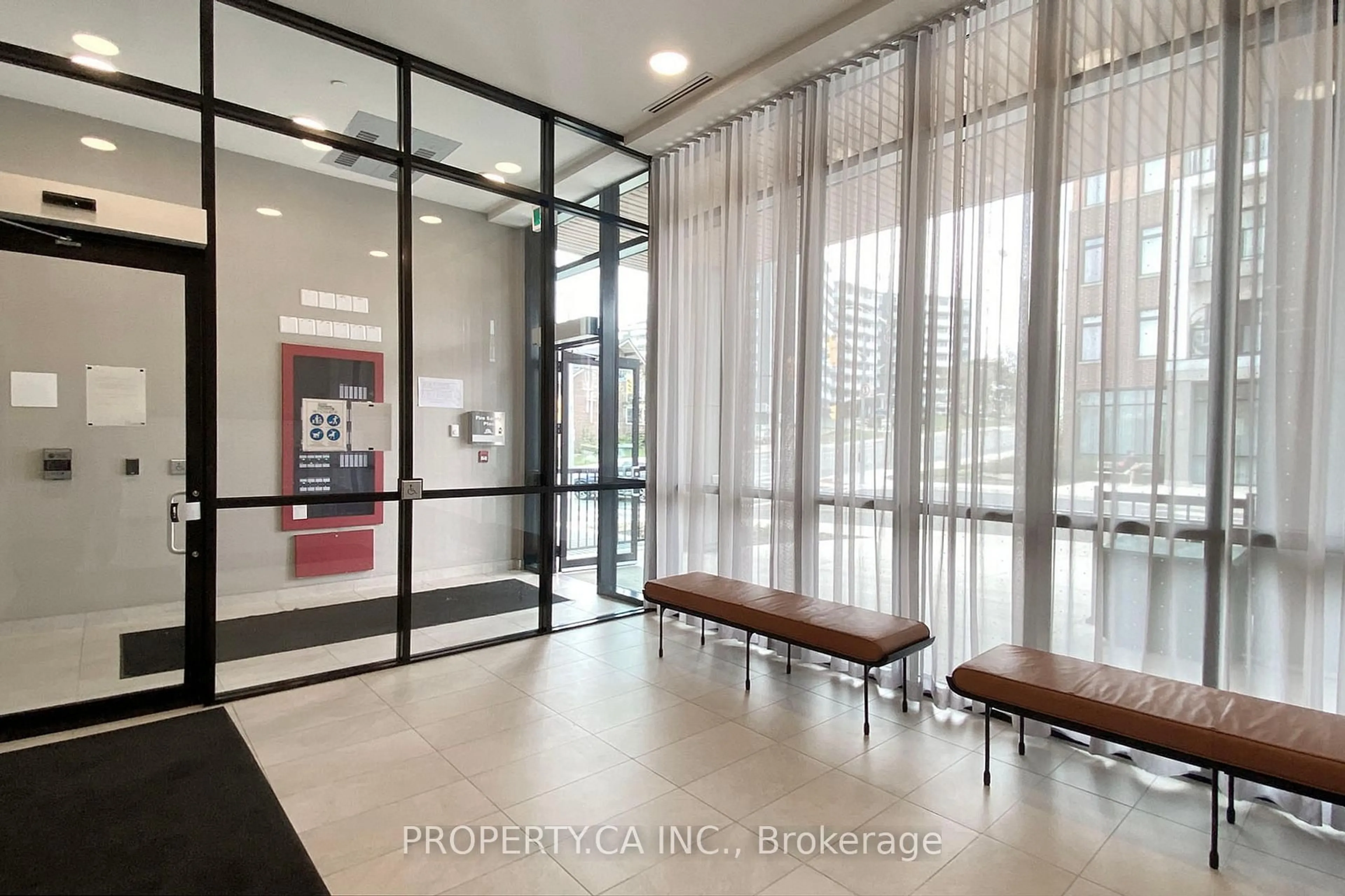 Indoor foyer for 165 Canon Jackson Dr #514, Toronto Ontario M6M 0C4