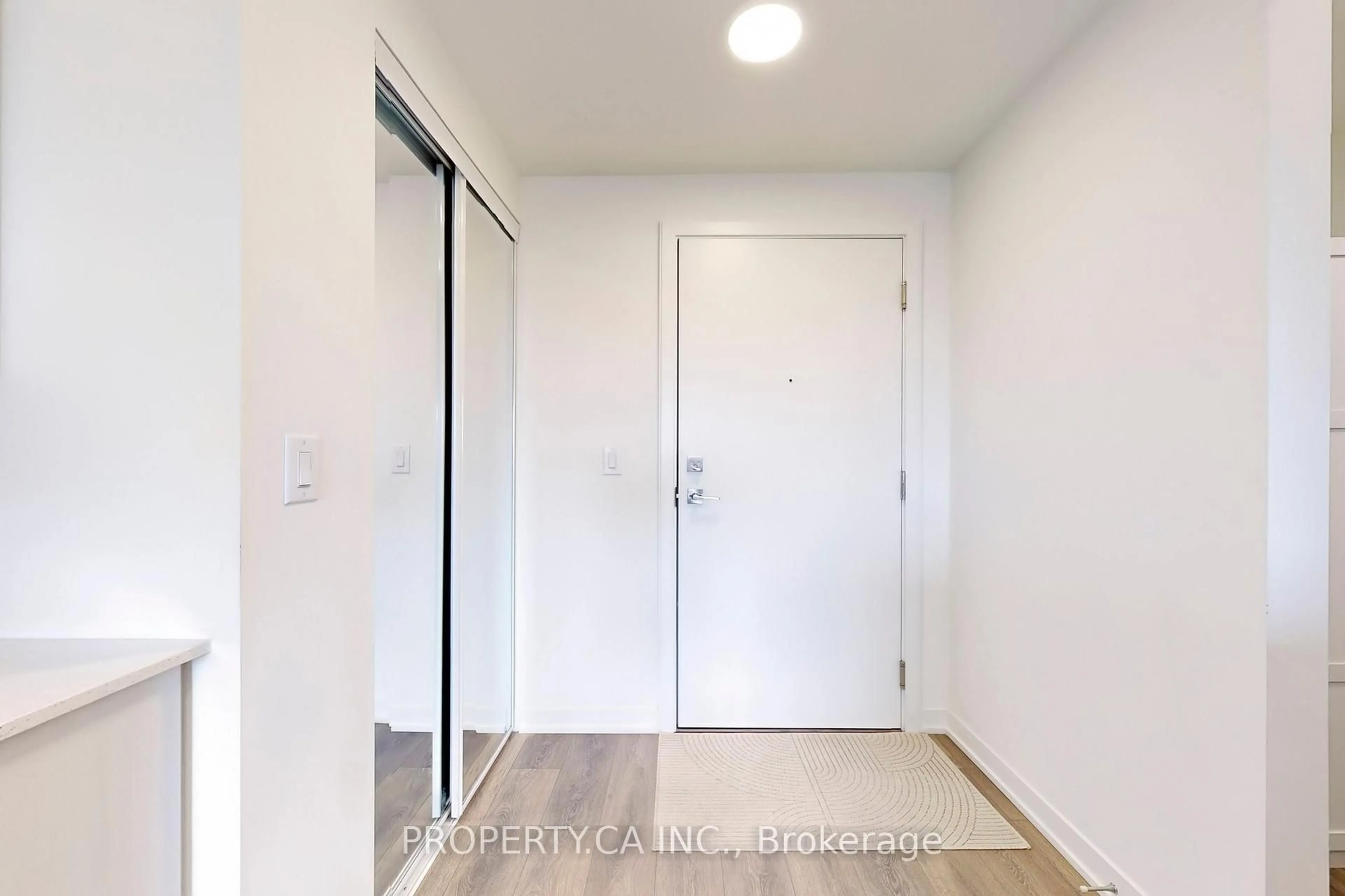 Indoor entryway for 165 Canon Jackson Dr #514, Toronto Ontario M6M 0C4