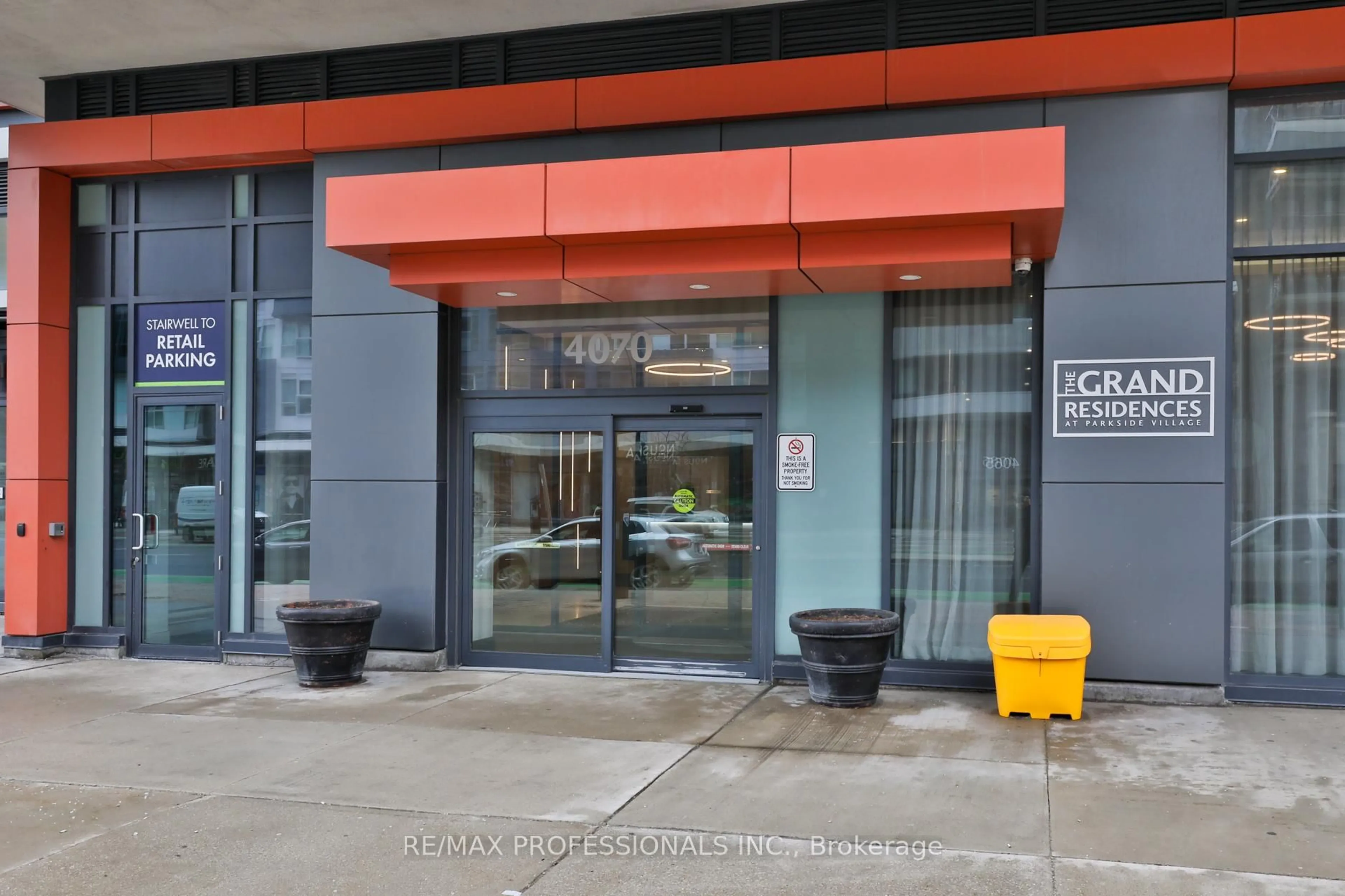 Indoor foyer for 4070 Confederation Pkwy #2010, Mississauga Ontario L5B 0E9