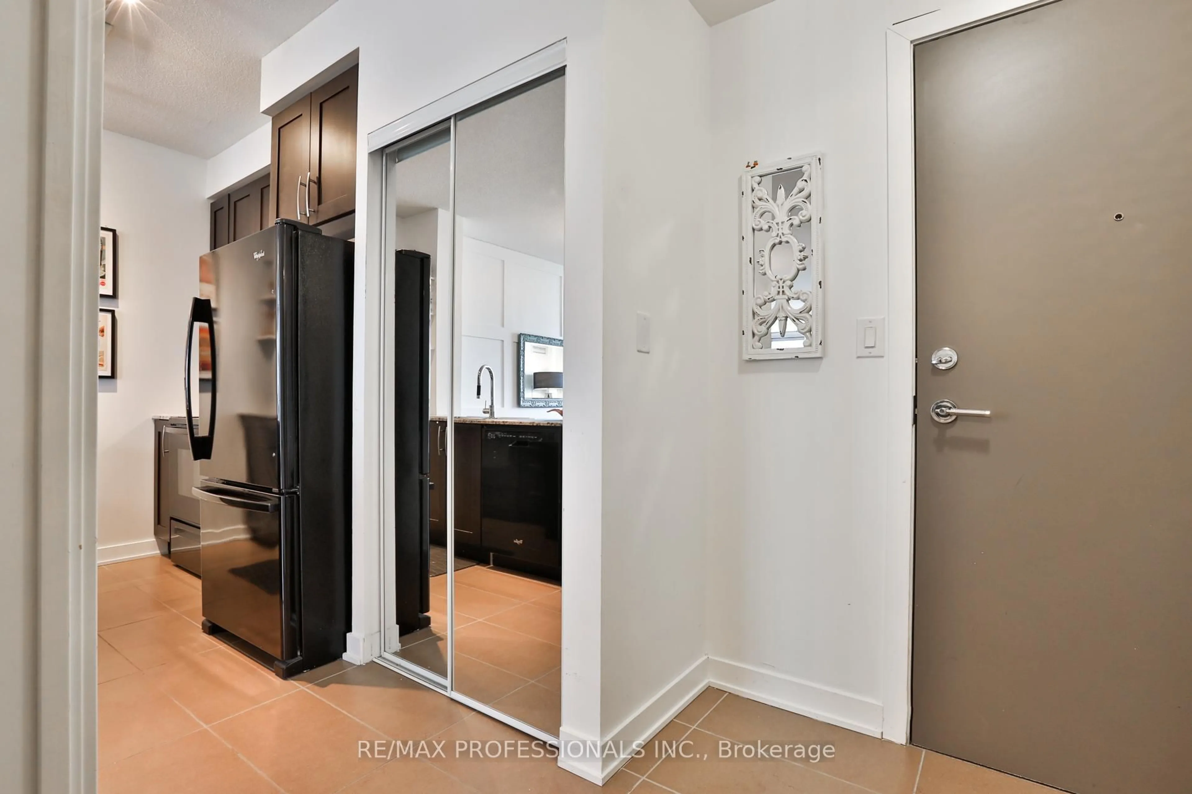 Indoor entryway for 4070 Confederation Pkwy #2010, Mississauga Ontario L5B 0E9