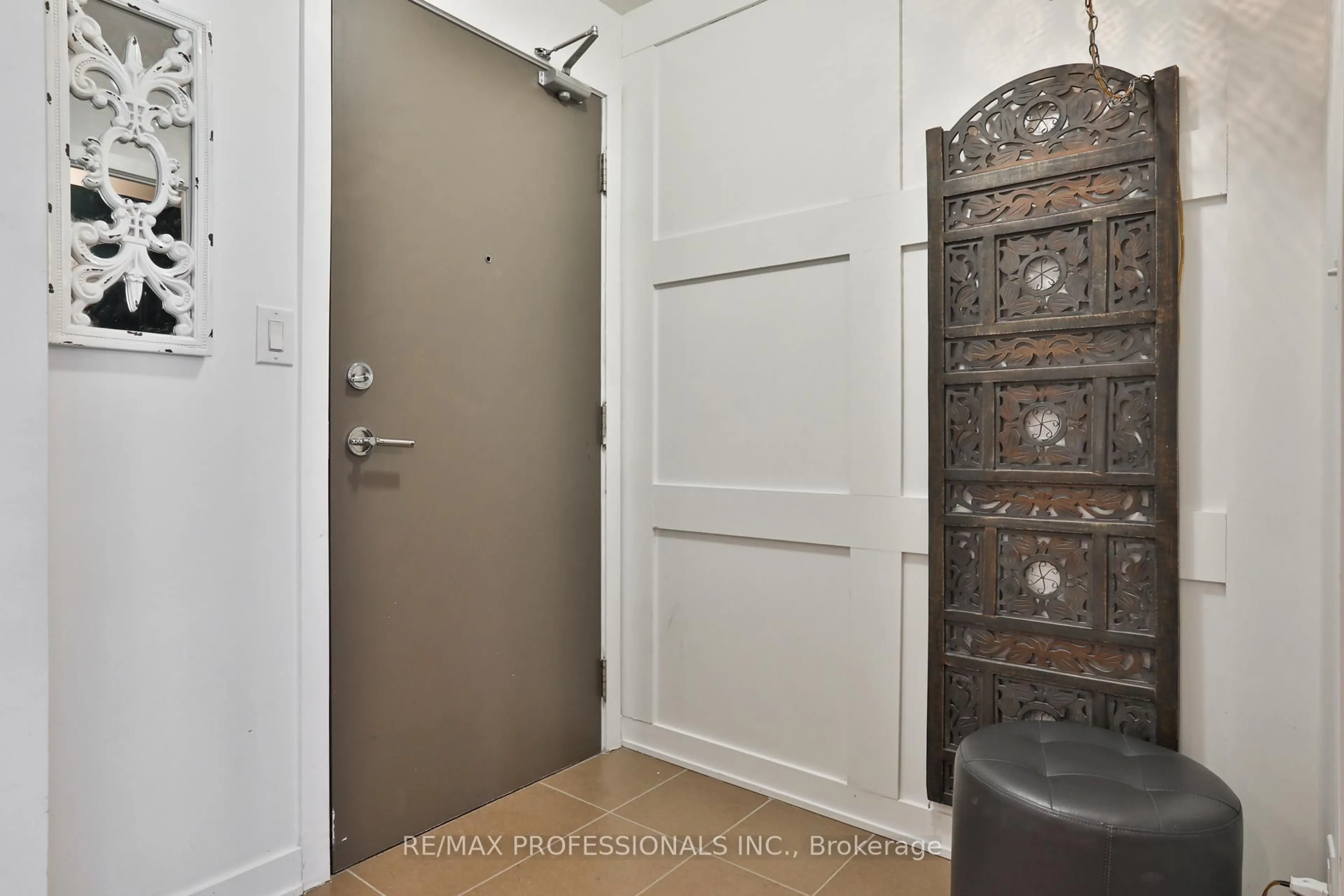 Indoor entryway for 4070 Confederation Pkwy #2010, Mississauga Ontario L5B 0E9