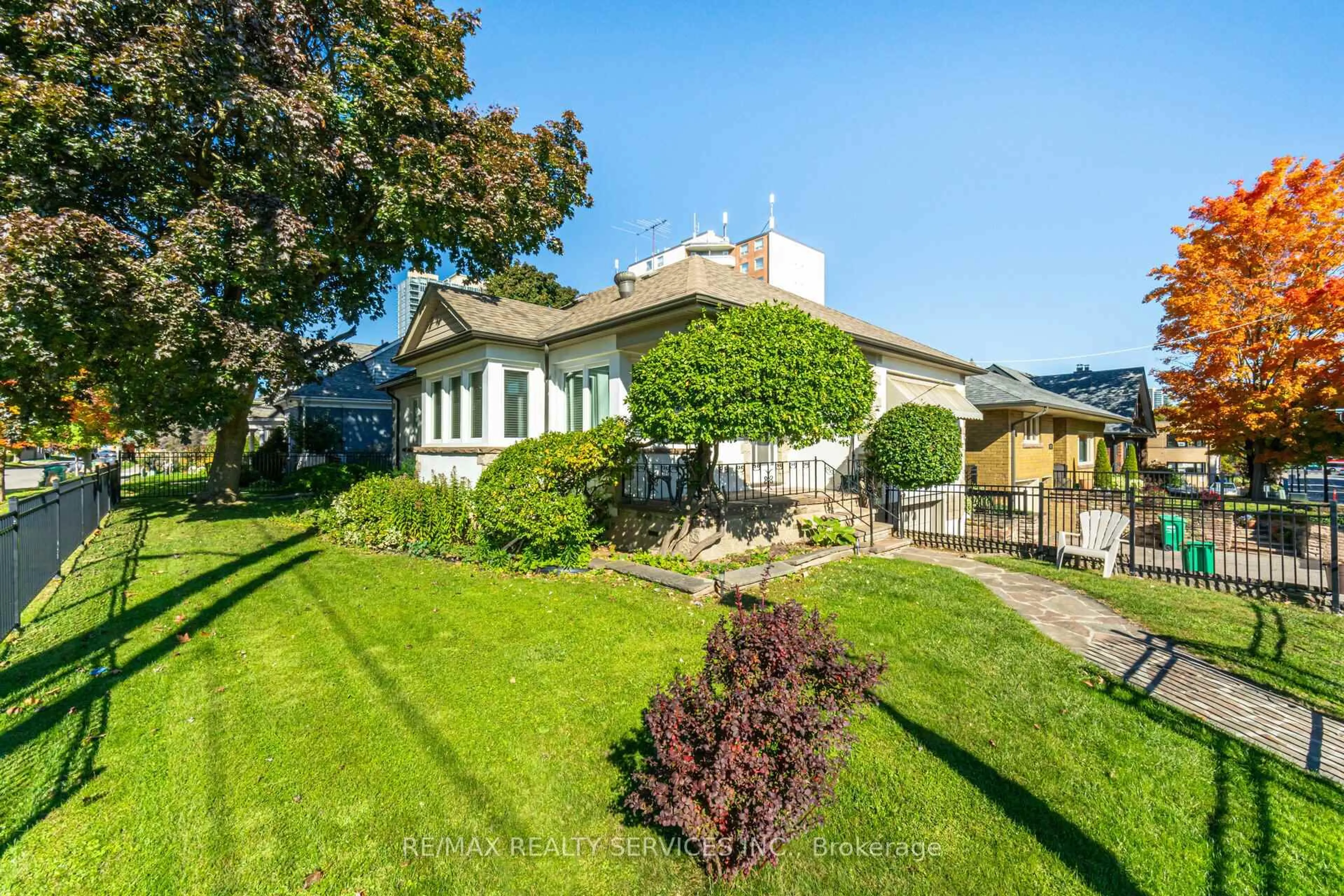 A pic from outside/outdoor area/front of a property/back of a property/a pic from drone, street for 18 Wellington St, Brampton Ontario L6Y 1K5