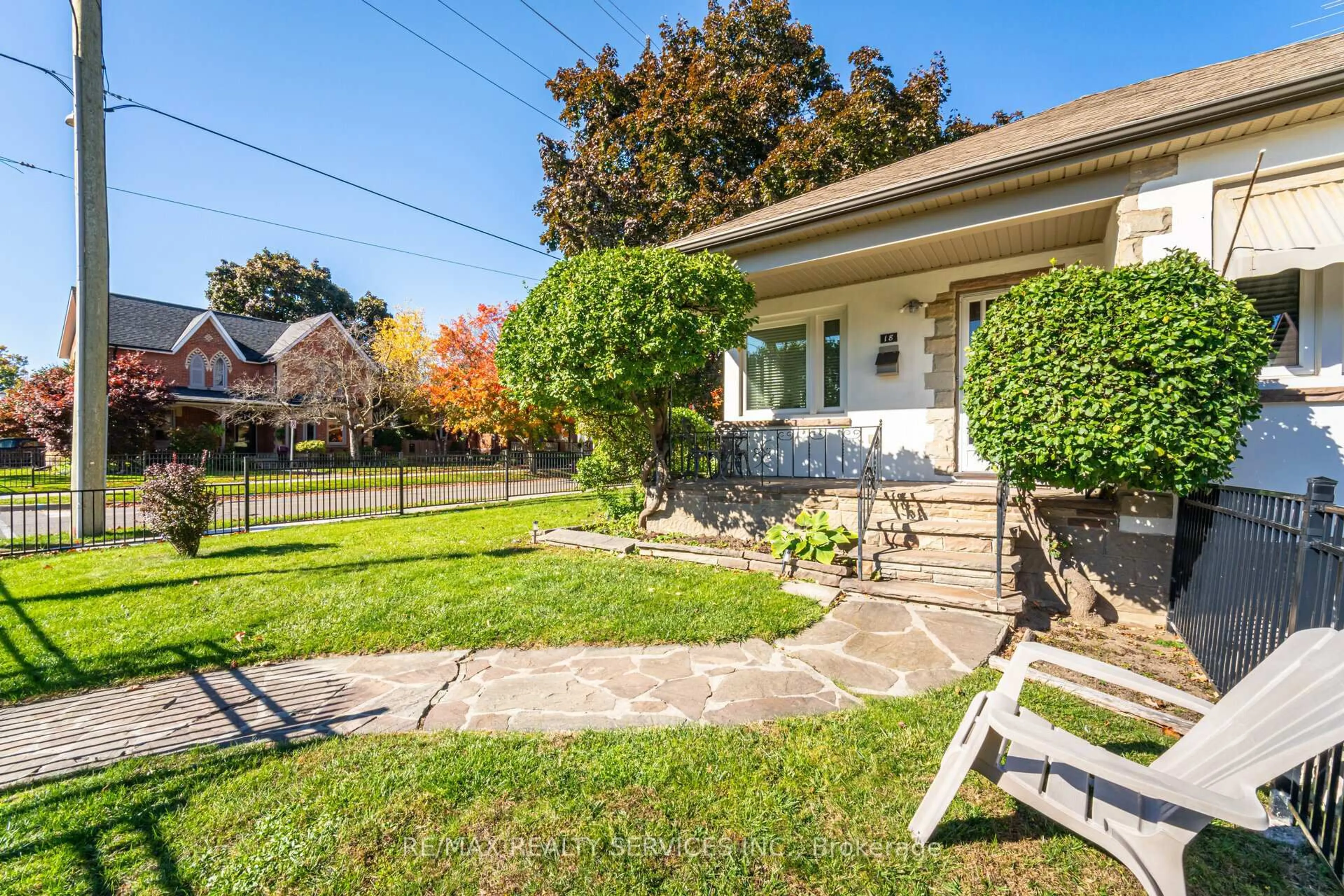 Patio, street for 18 Wellington St, Brampton Ontario L6Y 1K5