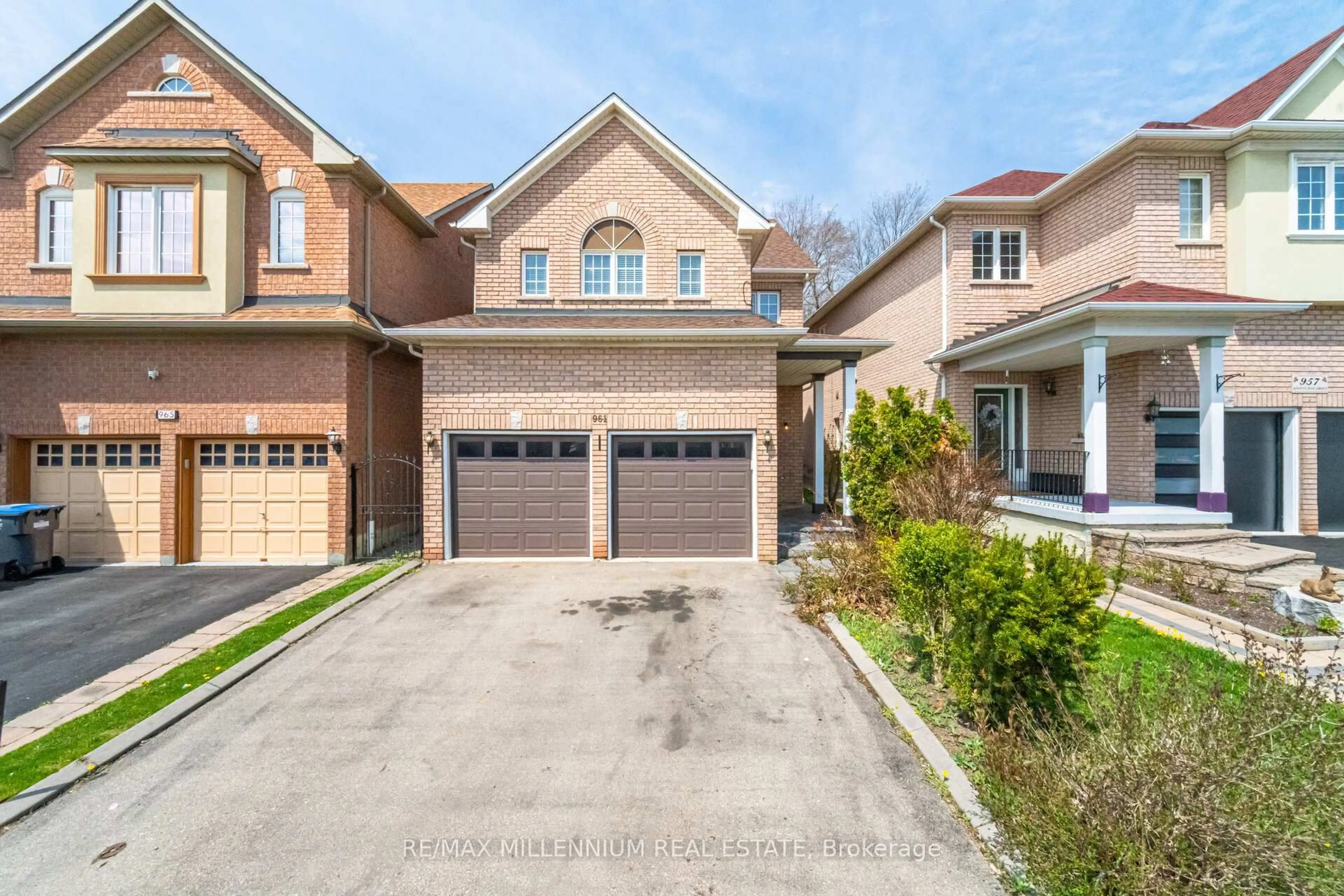 Home with brick exterior material, street for 961 Knotty Pine Grve, Mississauga Ontario L5W 1J9