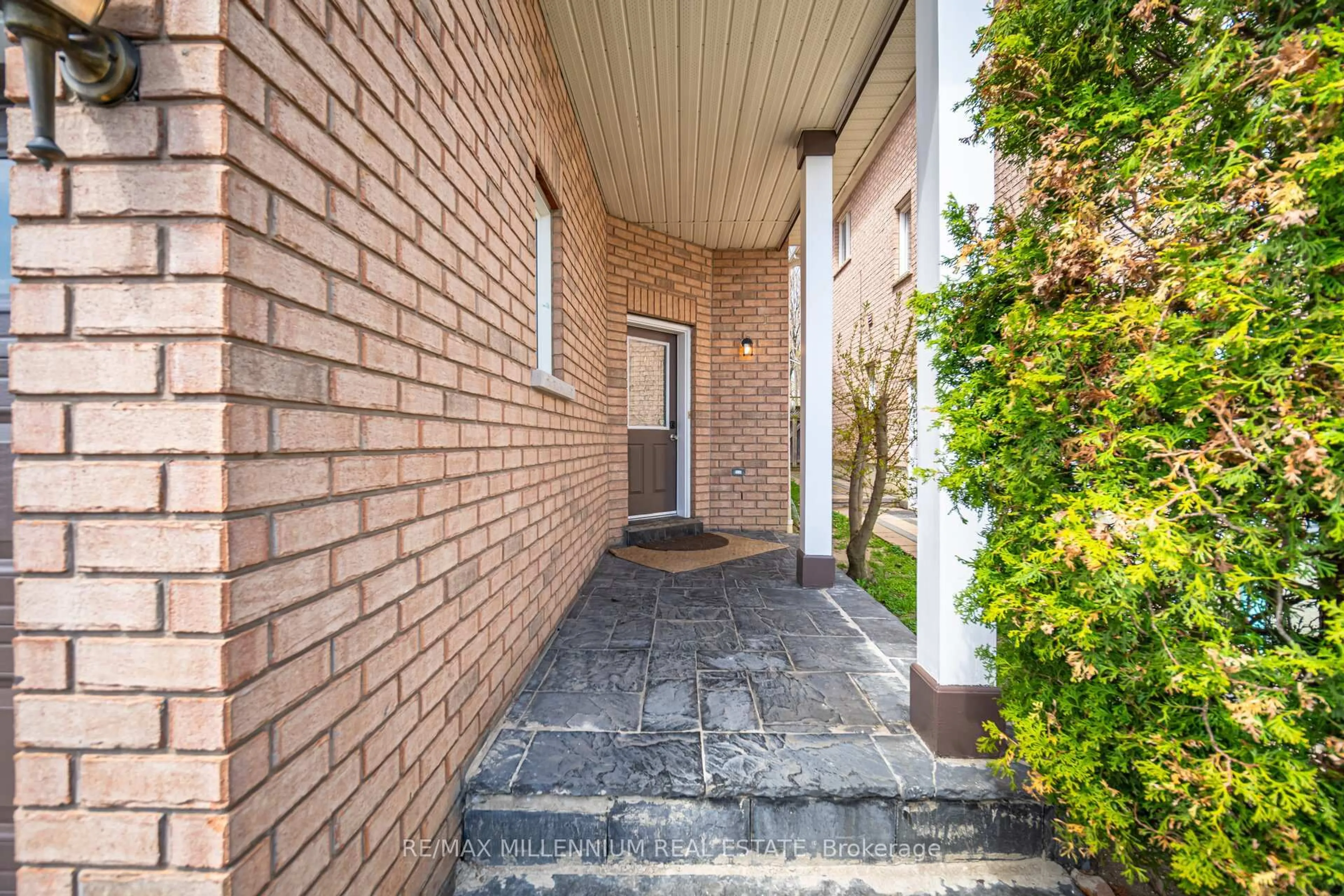 Unknown for 961 Knotty Pine Grve, Mississauga Ontario L5W 1J9