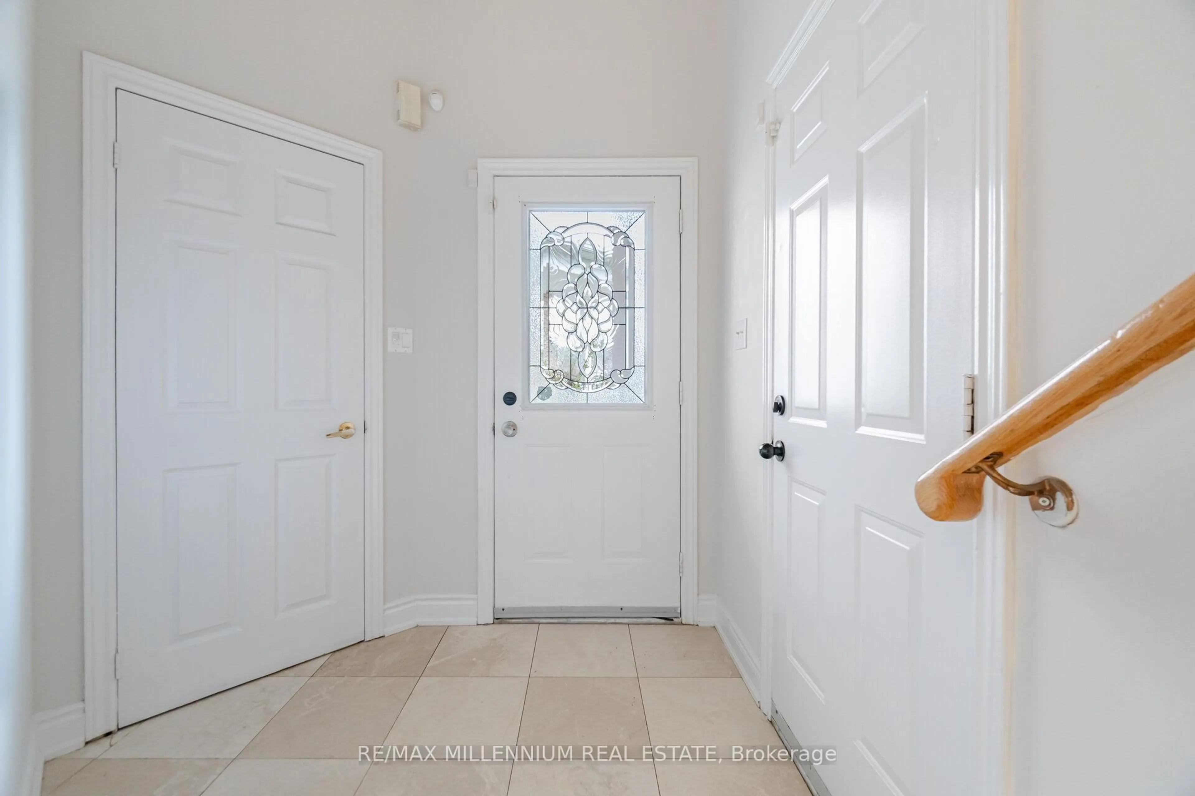 Indoor entryway for 961 Knotty Pine Grve, Mississauga Ontario L5W 1J9
