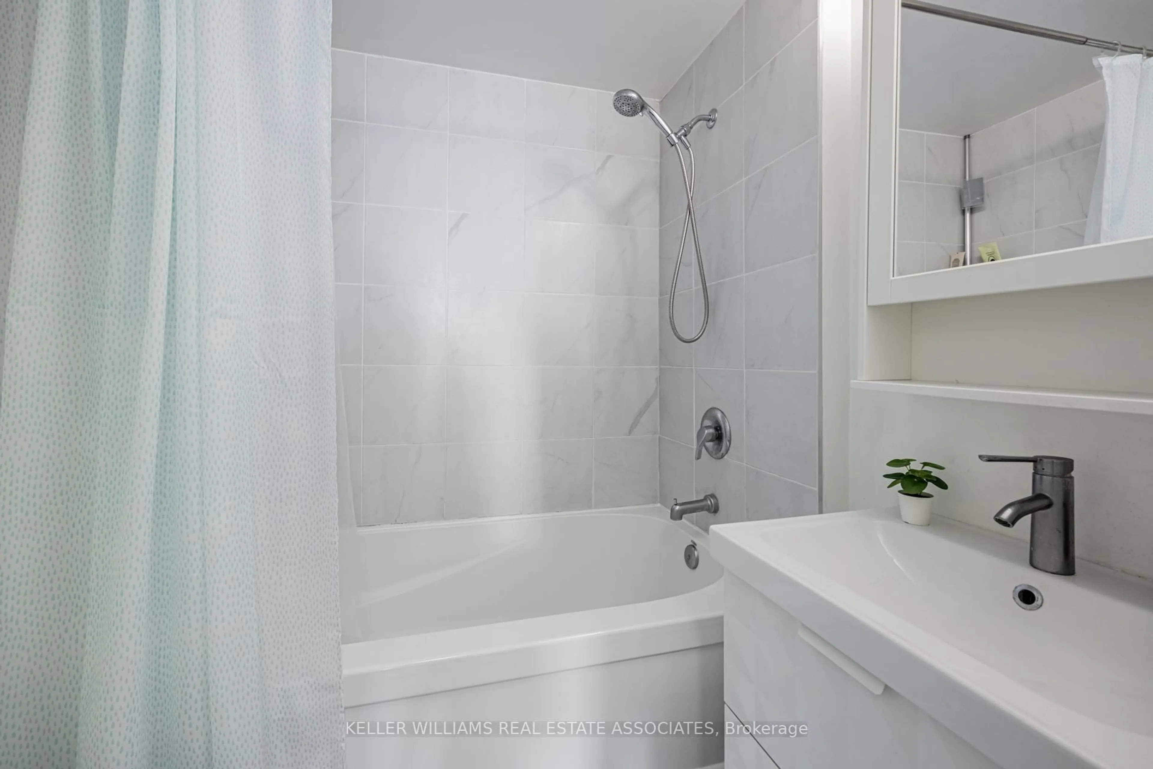 Standard bathroom, ceramic/tile floor for 760 Lawrence Ave #15, Toronto Ontario M6A 3E7