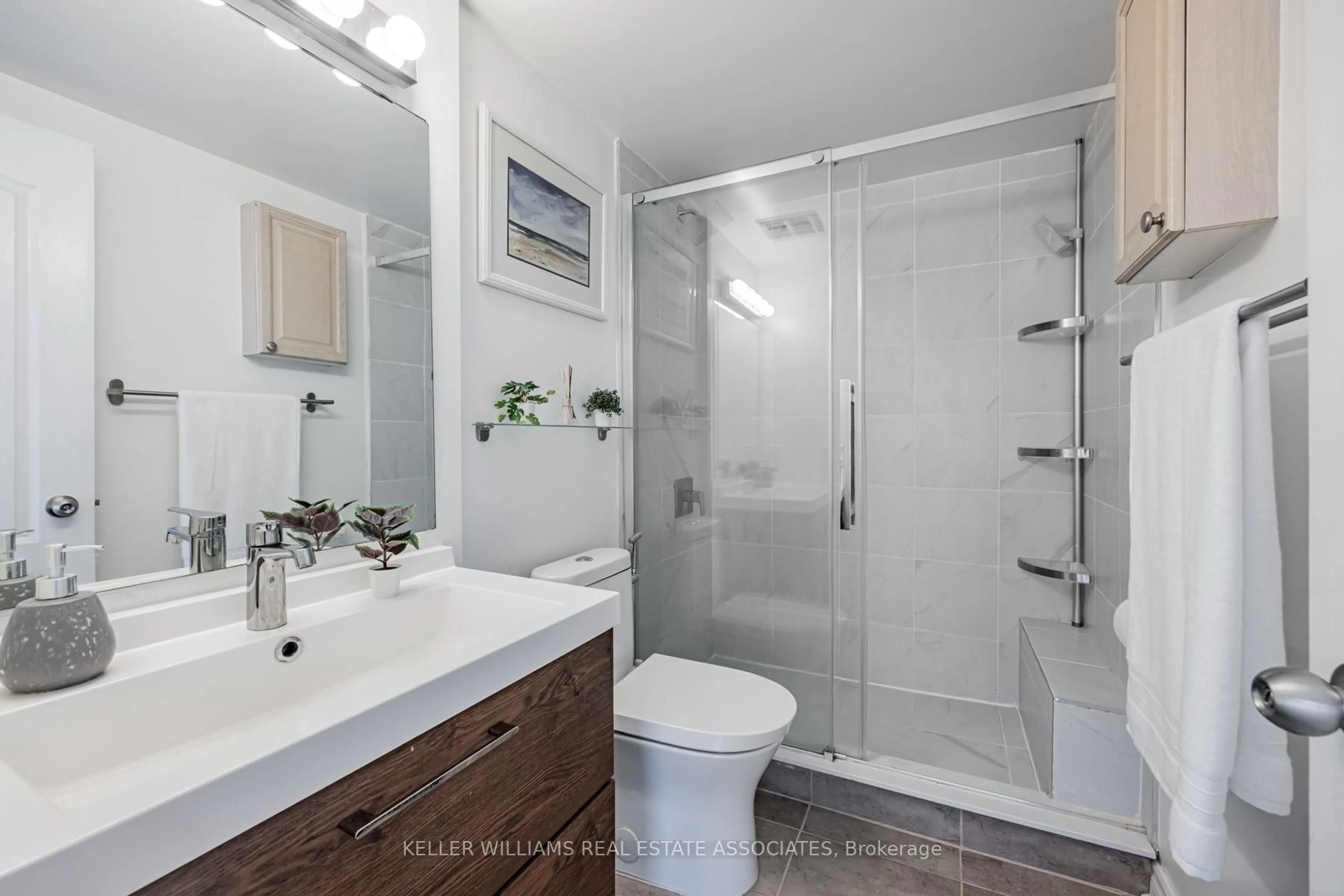 Standard bathroom, ceramic/tile floor for 760 Lawrence Ave #15, Toronto Ontario M6A 3E7