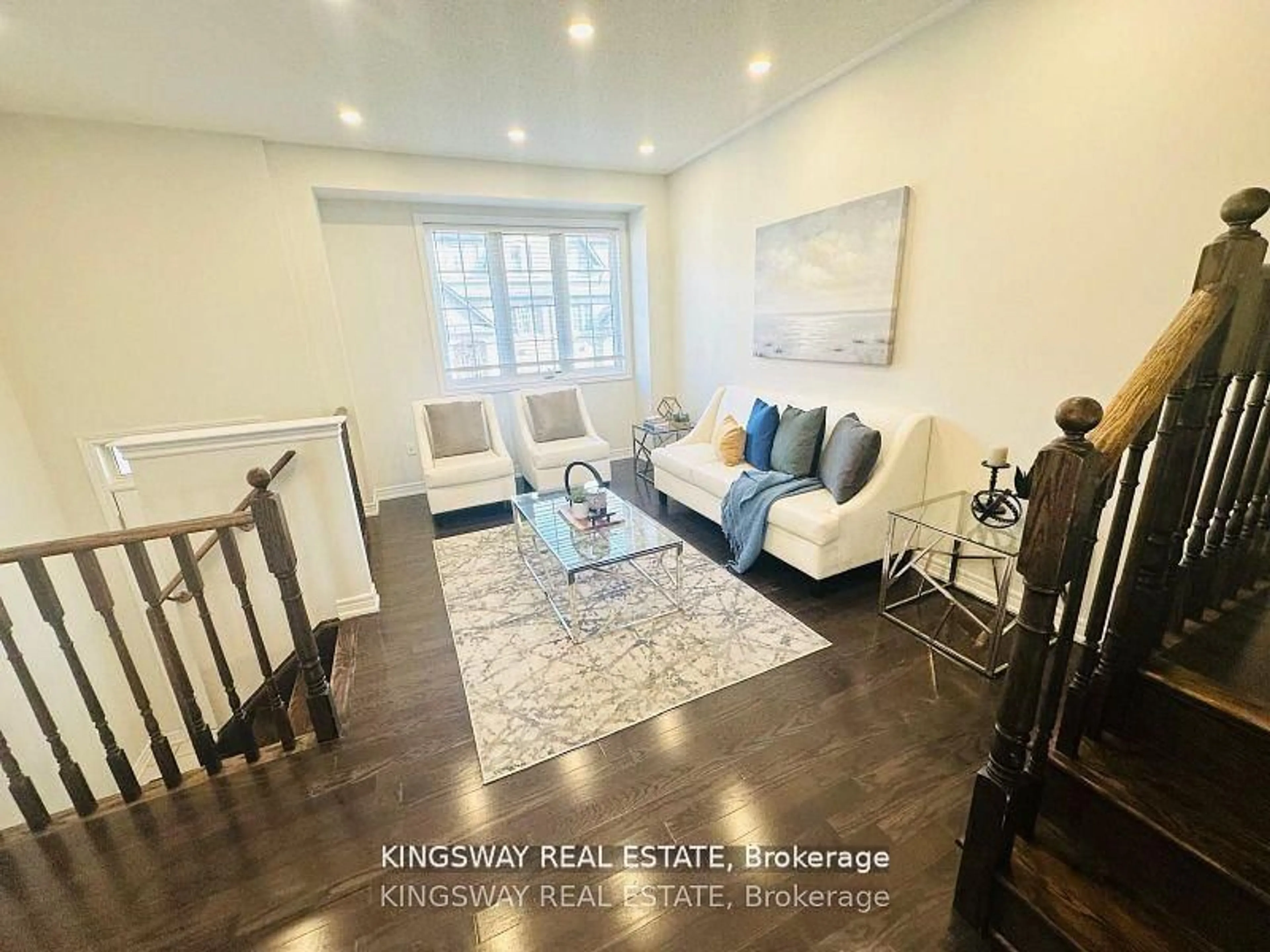 Living room with furniture, wood/laminate floor for 1442 Granrock Cres, Mississauga Ontario L5V 0E1