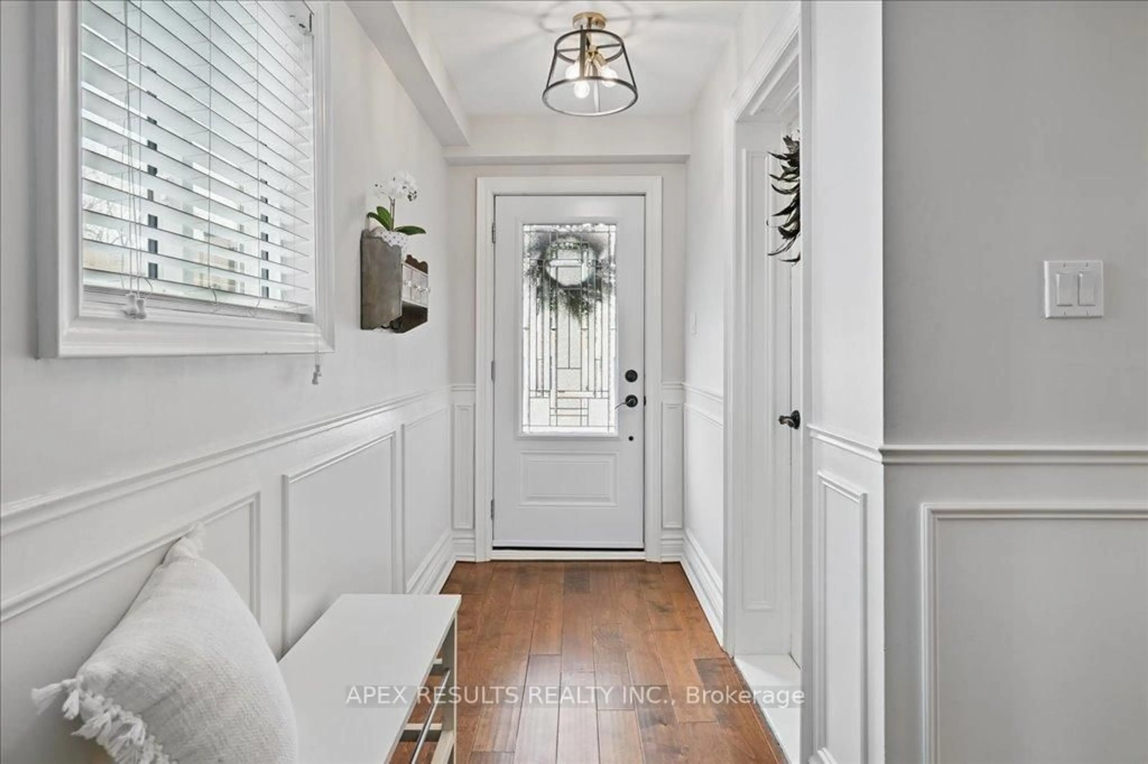 Indoor entryway for 1478 Epping Crt, Burlington Ontario L7M 1P6