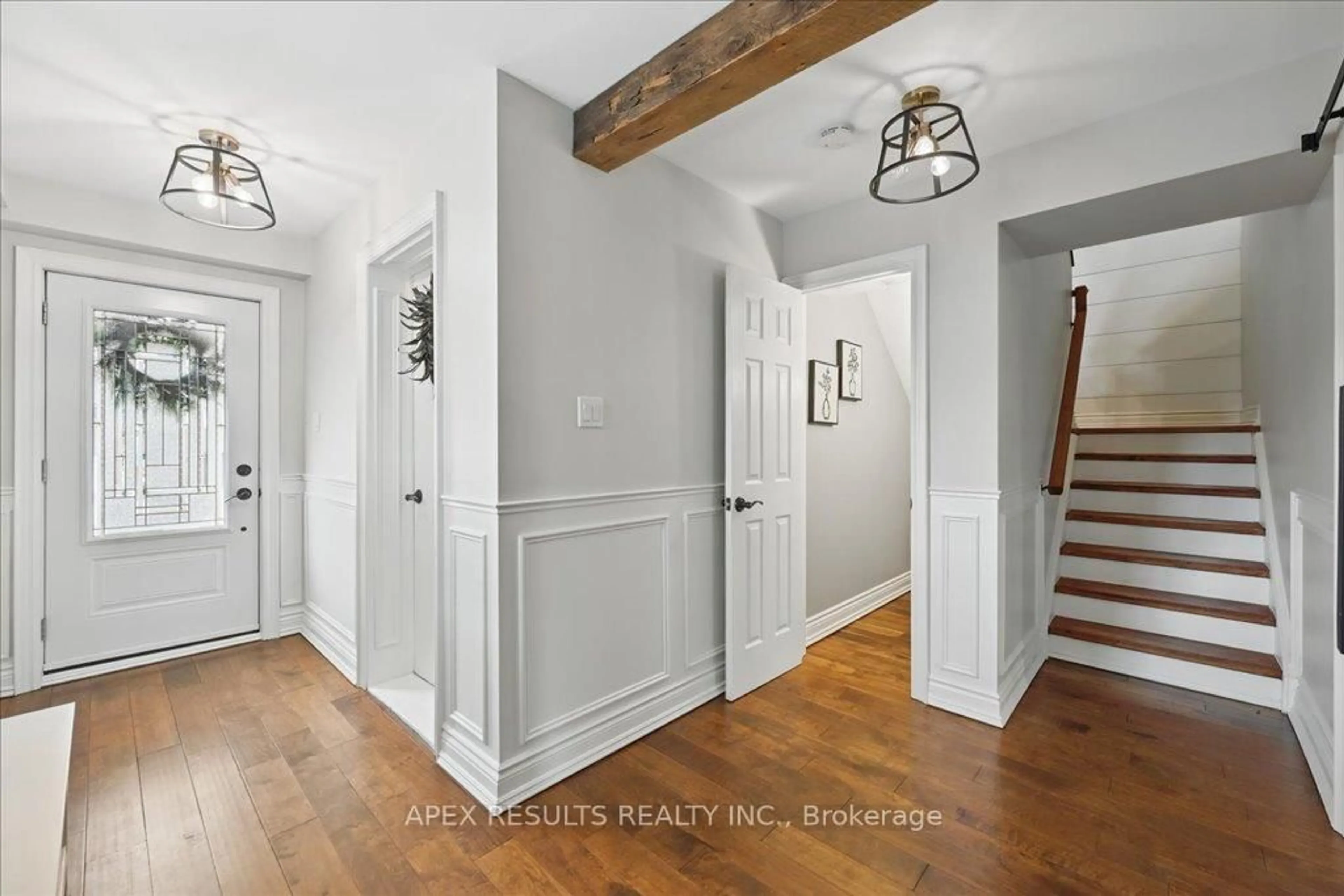 Indoor entryway for 1478 Epping Crt, Burlington Ontario L7M 1P6