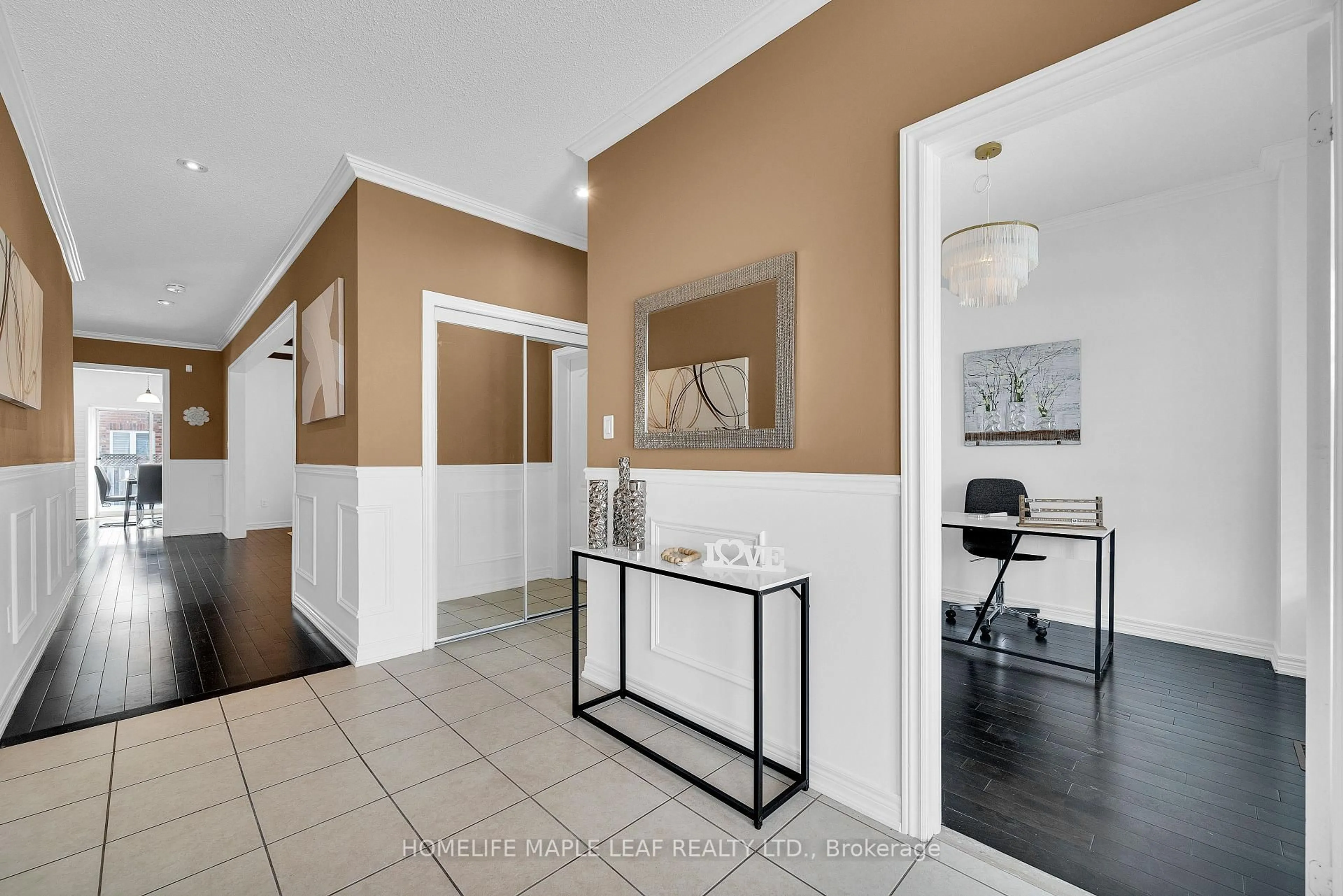 Indoor entryway for 33 Honeybee Dr, Brampton Ontario L6R 3E1