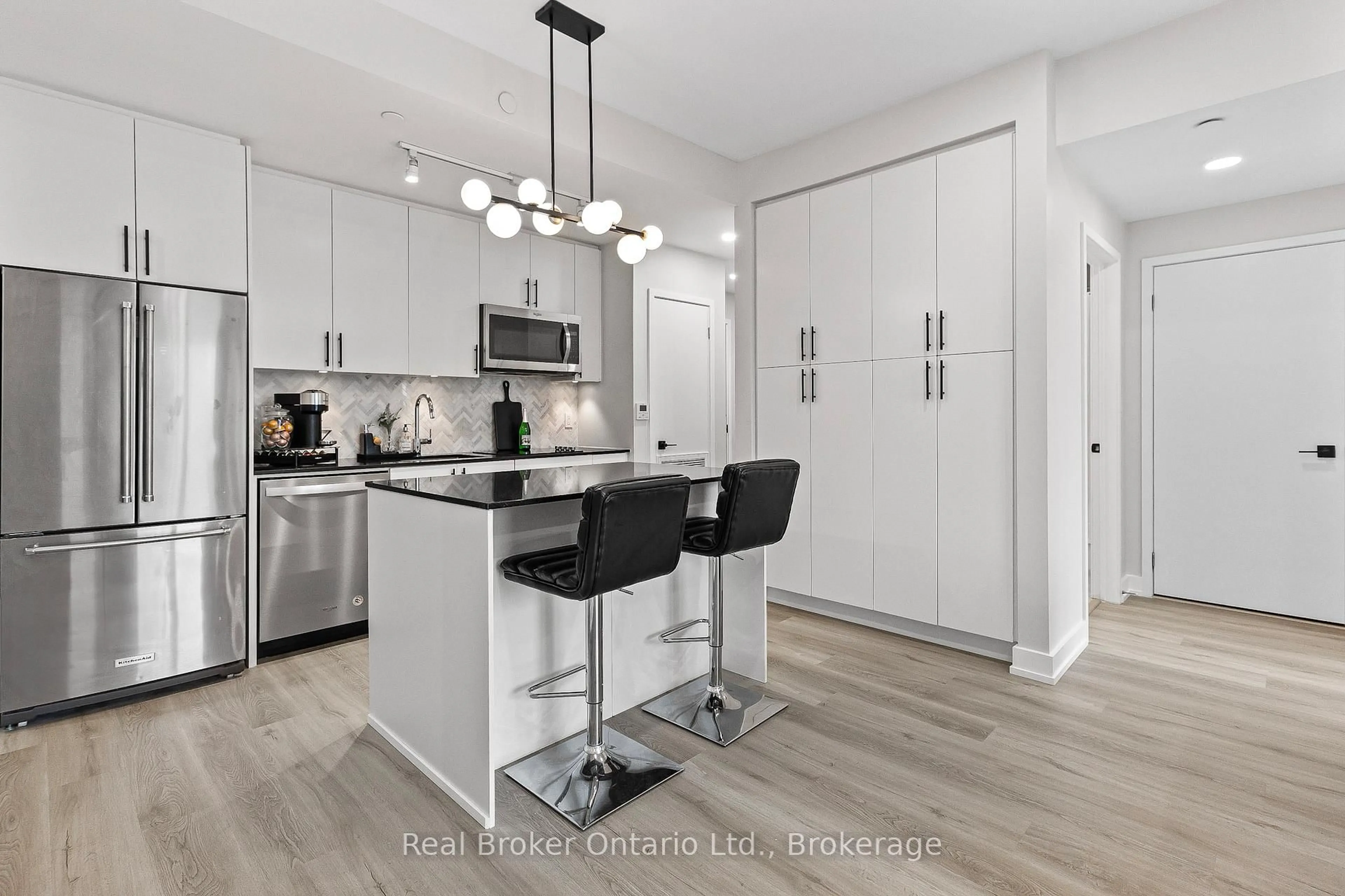 Open concept kitchen, wood/laminate floor for 168 Sabina Dr #118, Oakville Ontario L6H 0W5