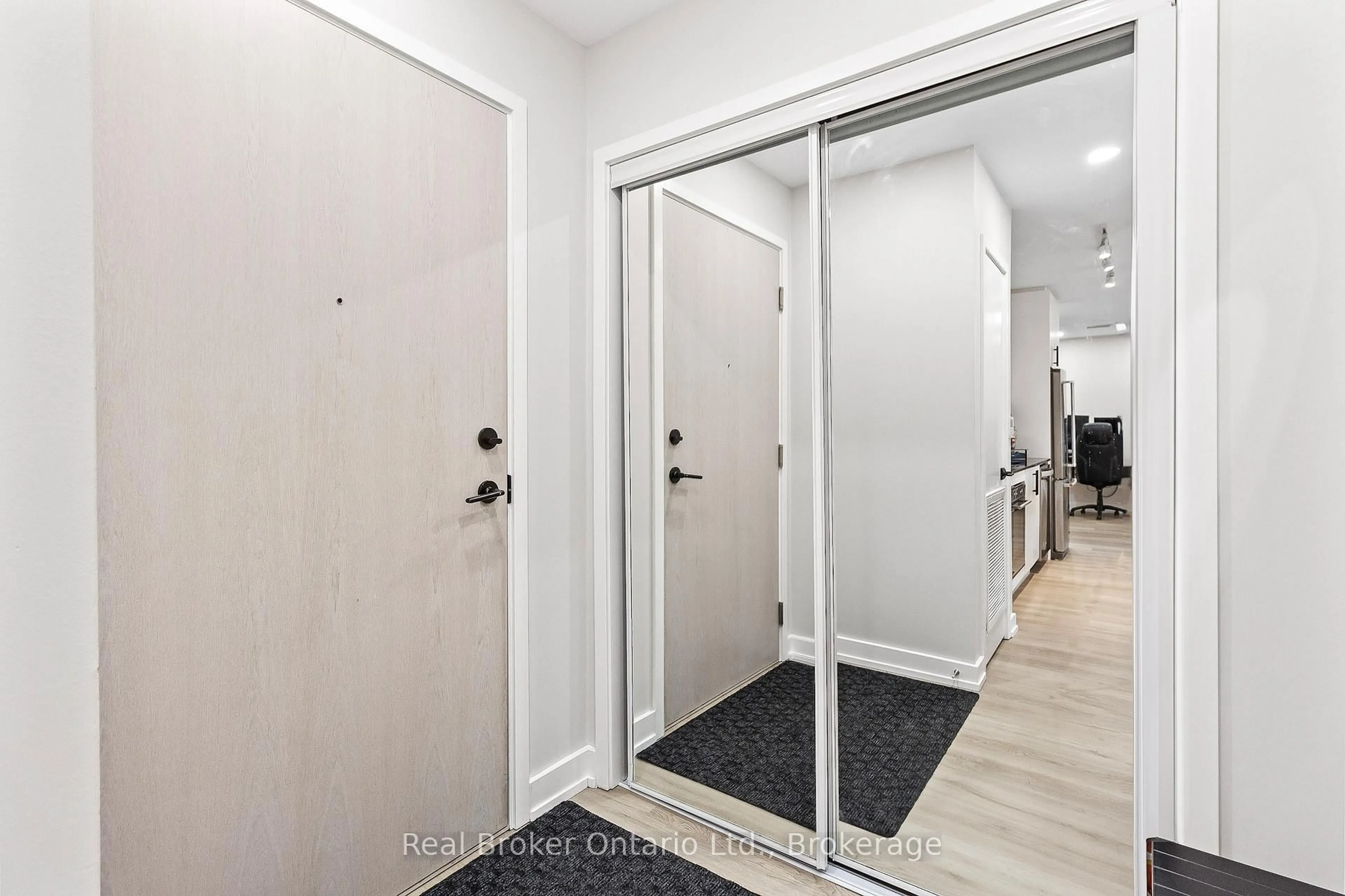 Indoor entryway for 168 Sabina Dr #118, Oakville Ontario L6H 0W5