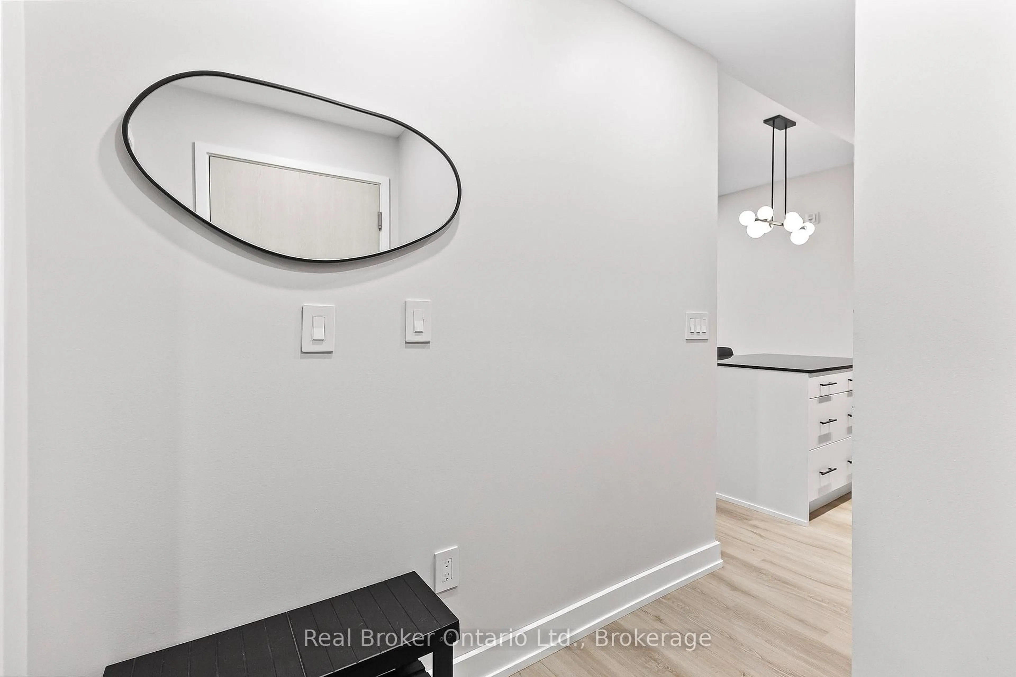 Indoor entryway for 168 Sabina Dr #118, Oakville Ontario L6H 0W5
