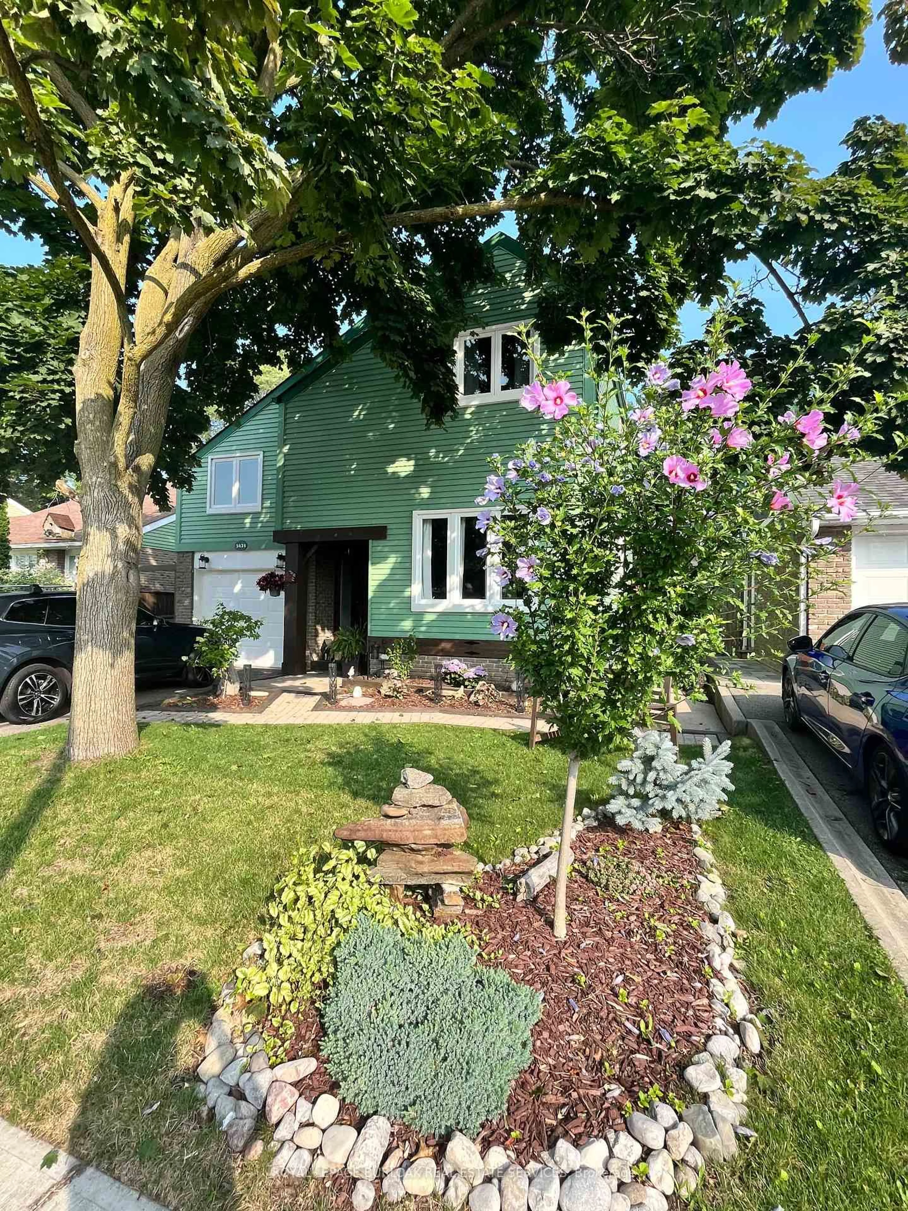 A pic from outside/outdoor area/front of a property/back of a property/a pic from drone, street for 3421 Rockwood Dr, Burlington Ontario L7N 3H6