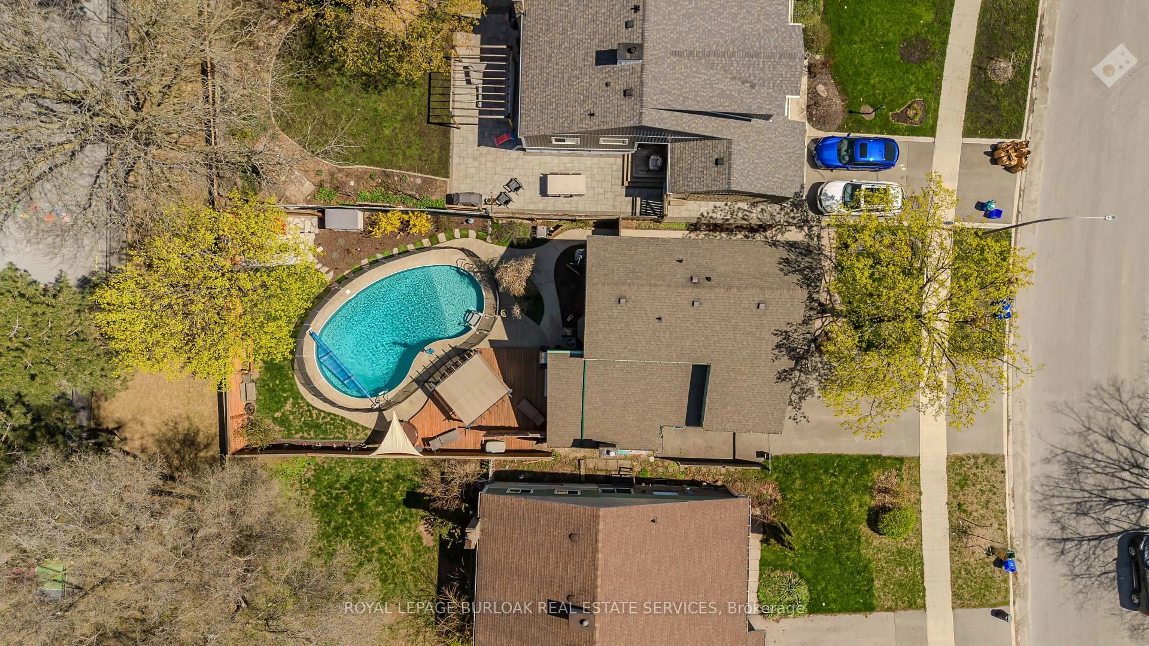 A pic from outside/outdoor area/front of a property/back of a property/a pic from drone, unknown for 3421 Rockwood Dr, Burlington Ontario L7N 3H6