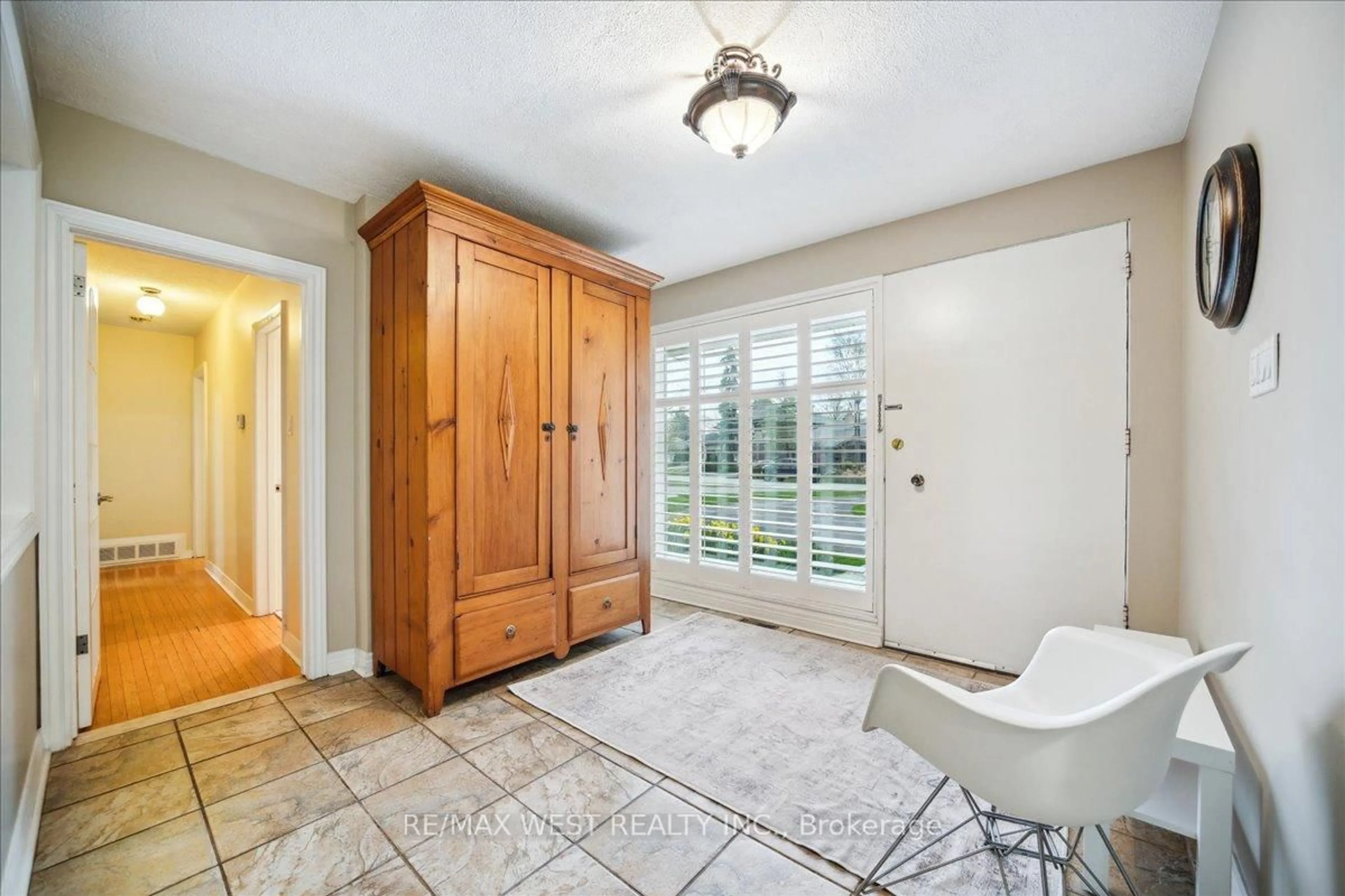 Indoor entryway for 27 Orkney Cres, Toronto Ontario M9A 2T4