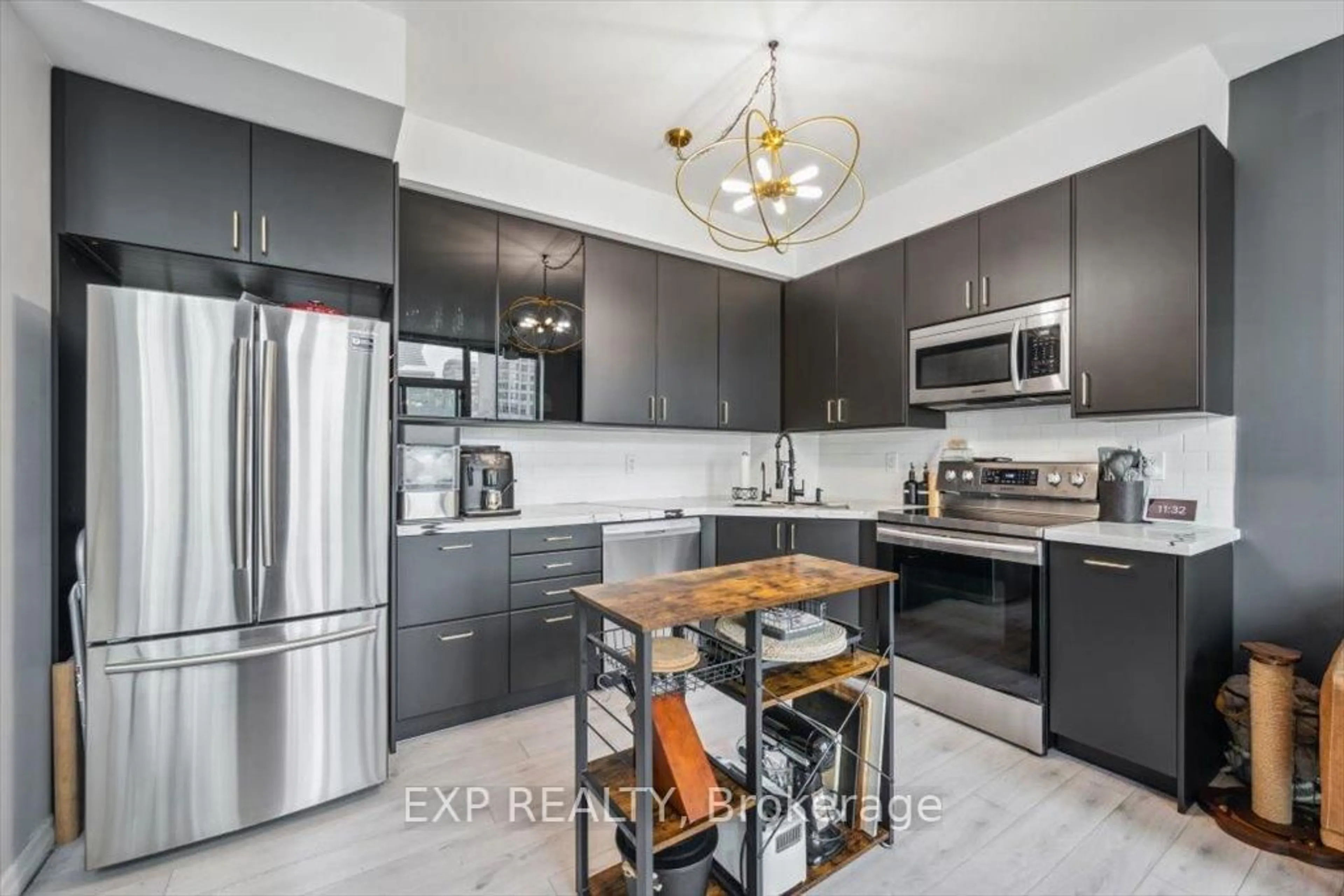 Open concept kitchen, ceramic/tile floor for 220 Burnhamthorpe Rd #707, Mississauga Ontario L5B 4N4