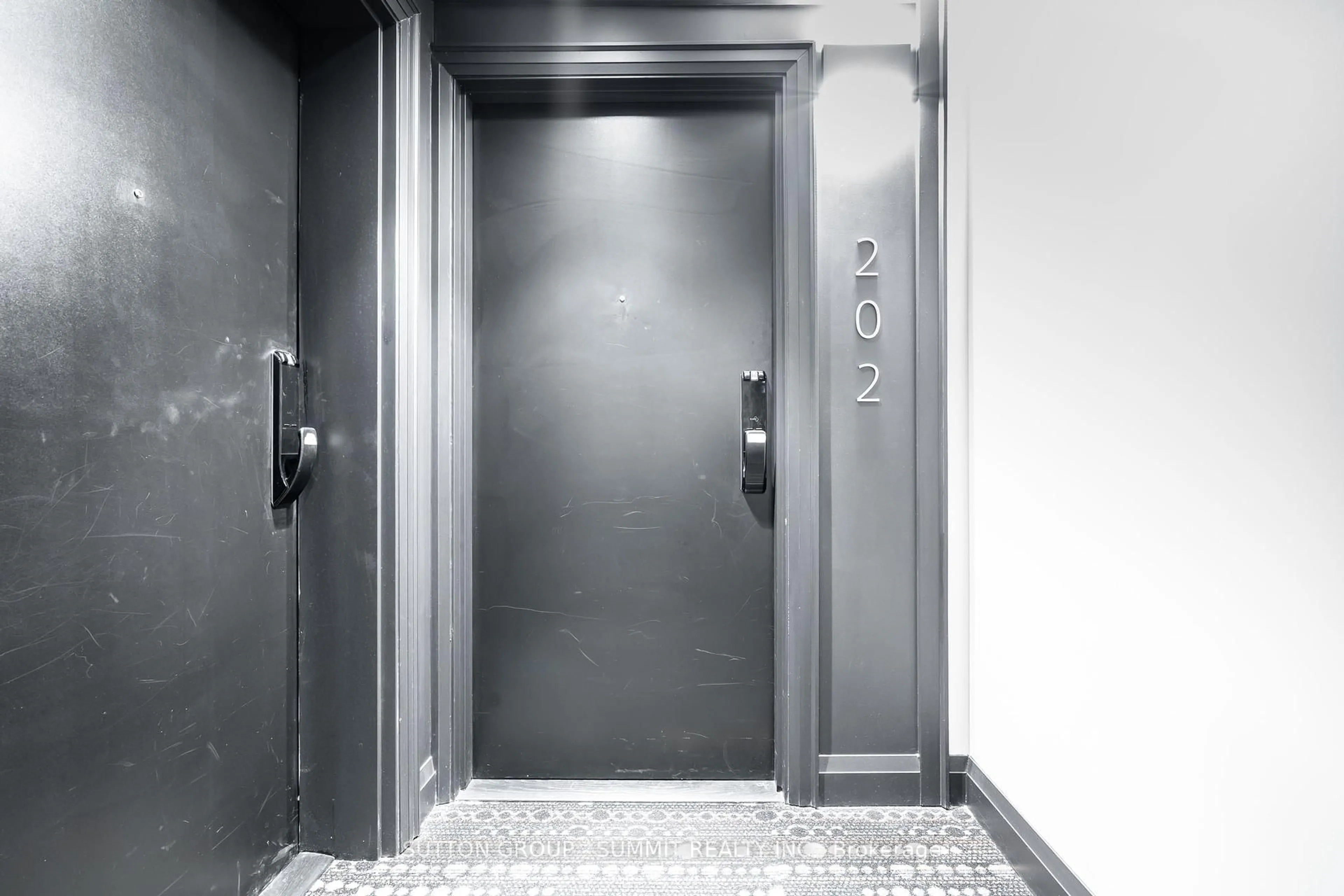 Indoor foyer for 470 Gordon Krantz Ave #202, Milton Ontario L9T 2X5