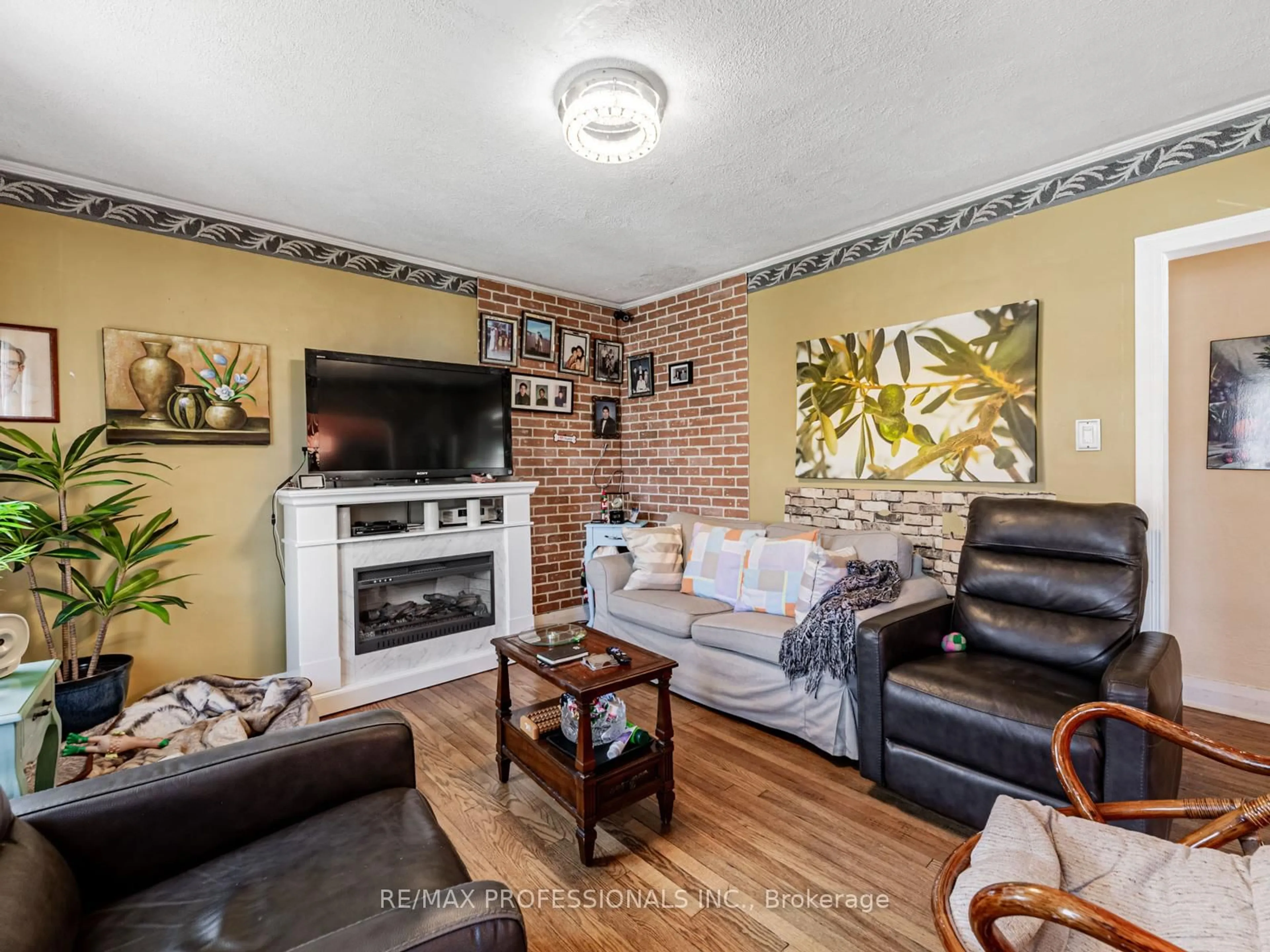 Living room with furniture, unknown for 64 Elder Ave, Toronto Ontario M8W 1S4