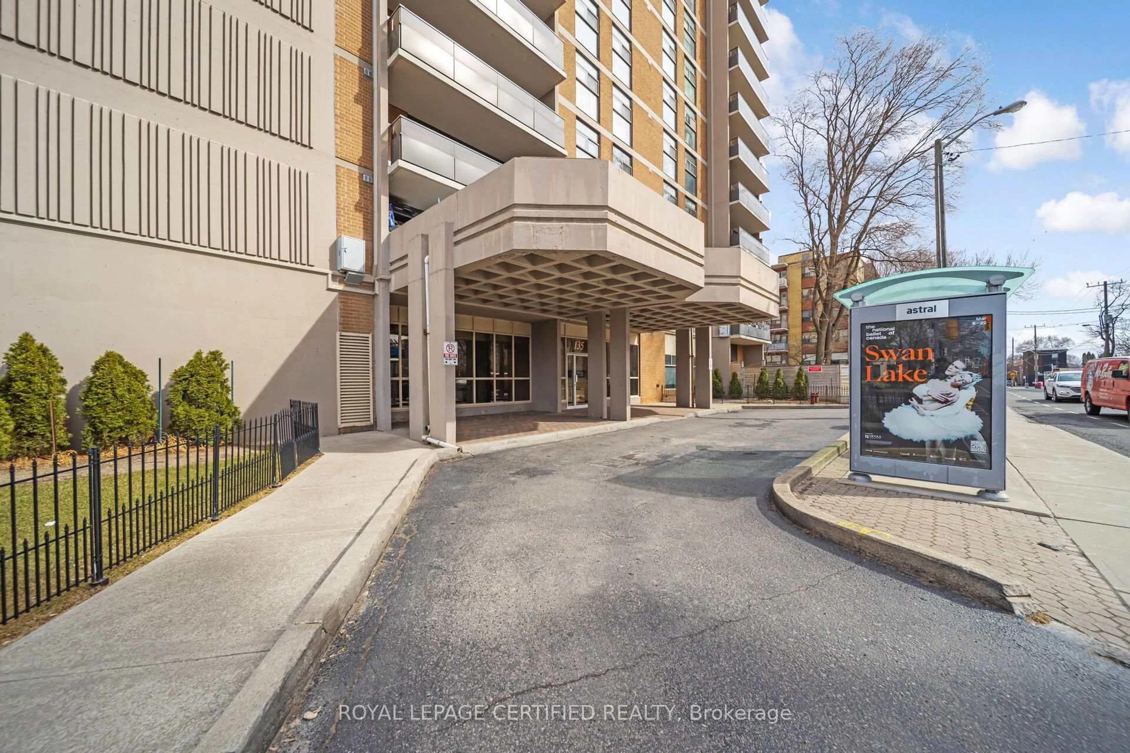 Indoor foyer for 135 Marlee Ave #1703, Toronto Ontario M6E 3B4