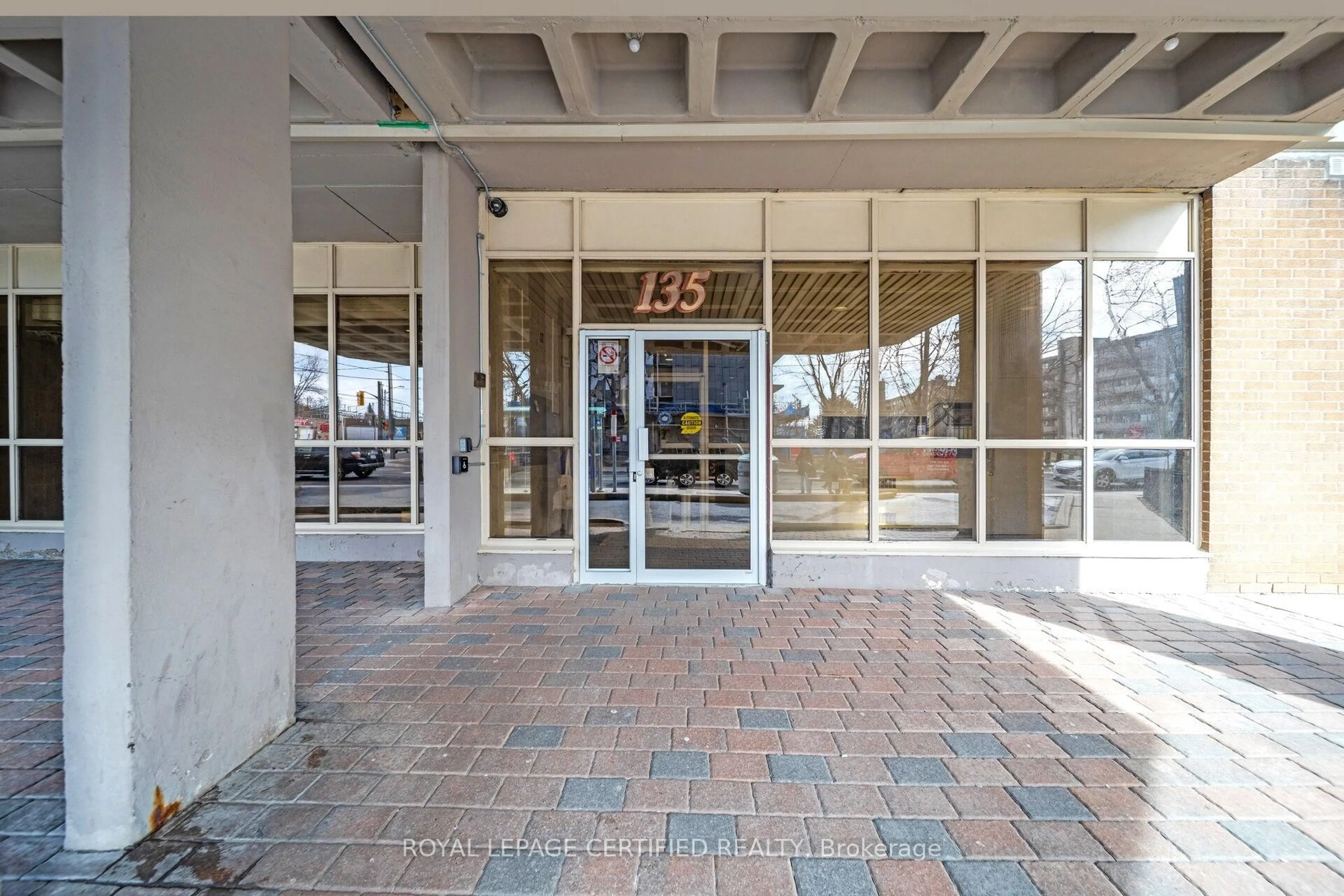 Indoor foyer for 135 Marlee Ave #1703, Toronto Ontario M6E 3B4