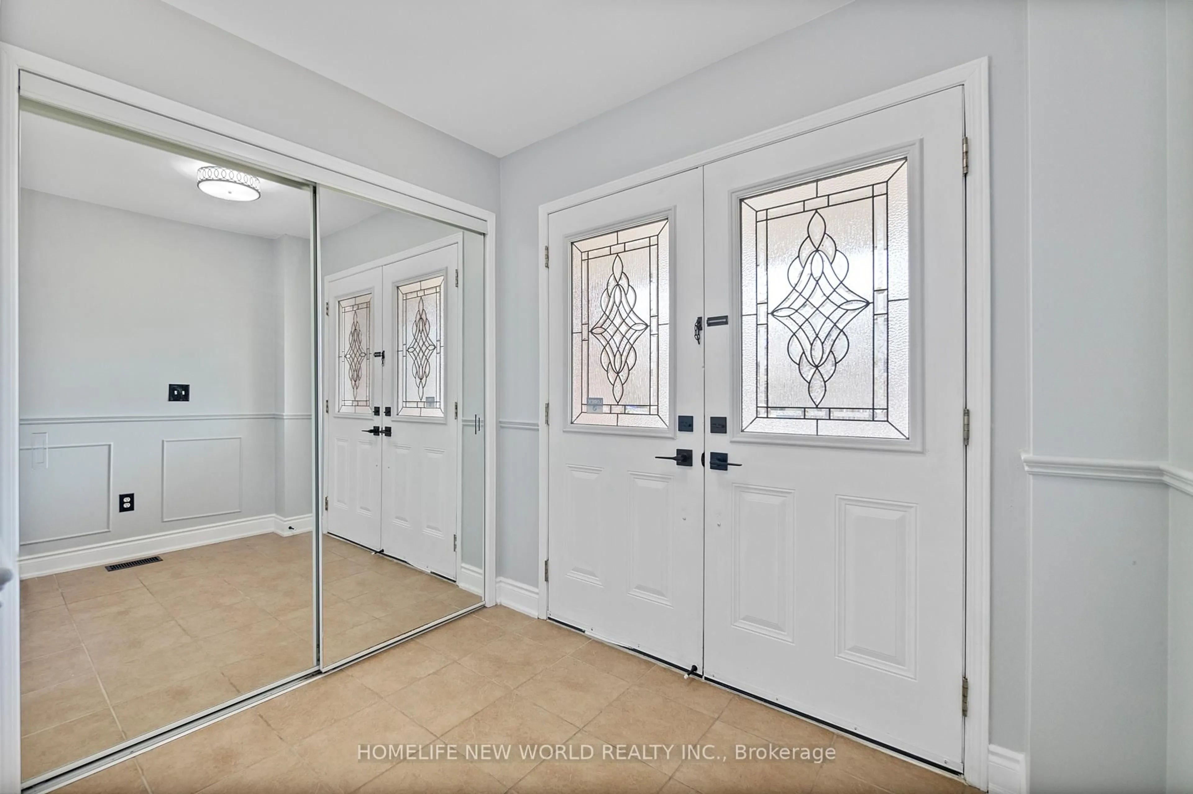 Indoor entryway for 4884 Capri Cres, Burlington Ontario L7M 0H8