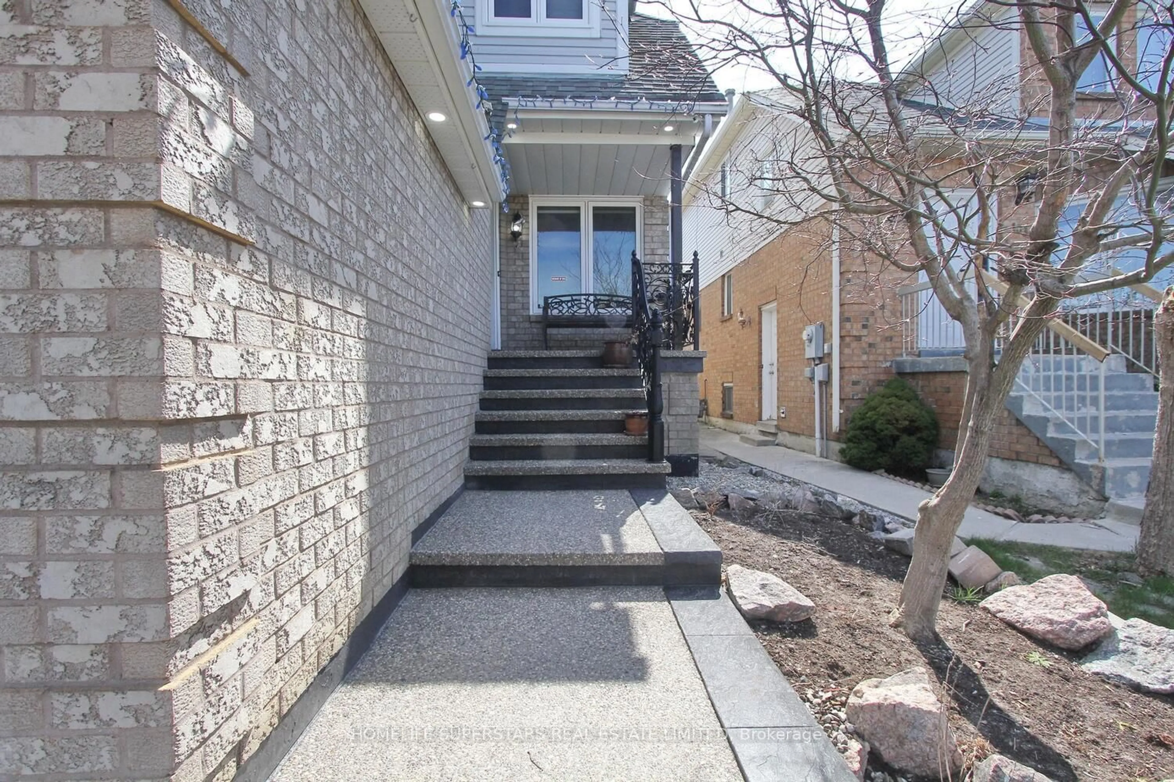 Stairs for 101 Beaconsfield Ave, Brampton Ontario L6Y 4R6
