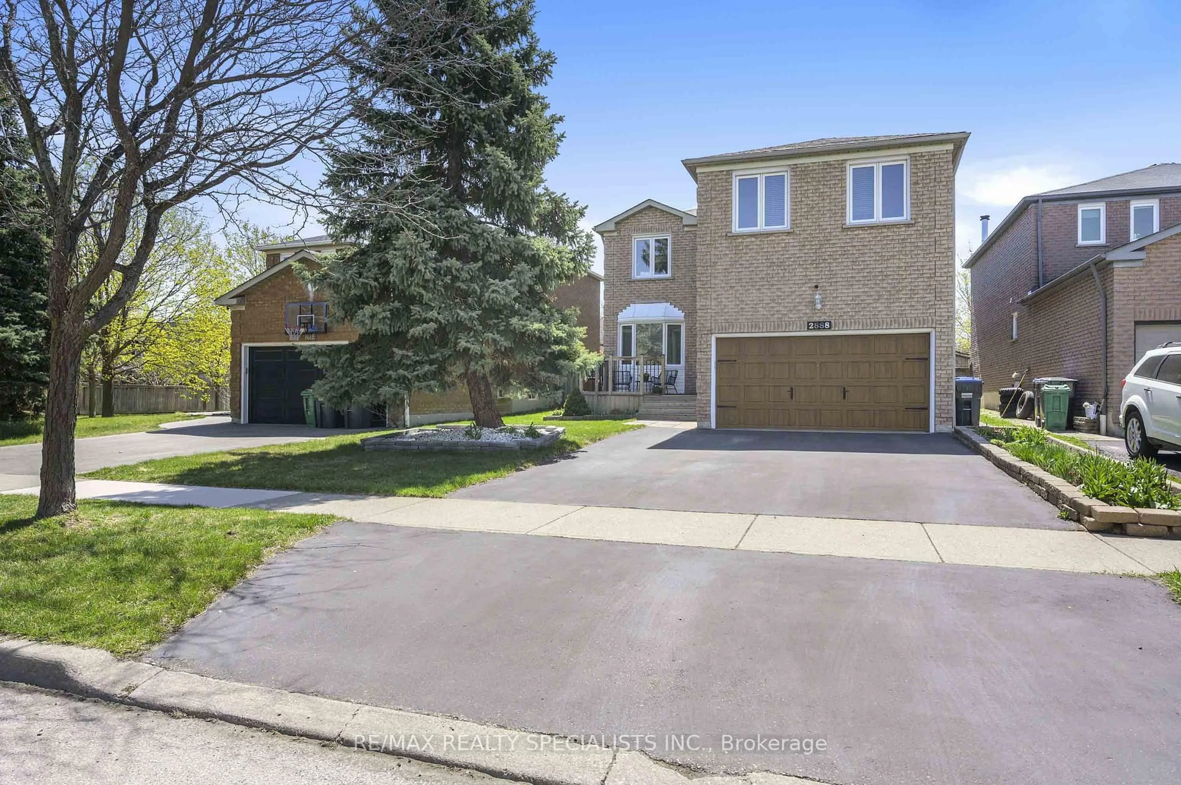 A pic from outside/outdoor area/front of a property/back of a property/a pic from drone, street for 2888 Crosscurrent Dr, Mississauga Ontario L5N 6K9